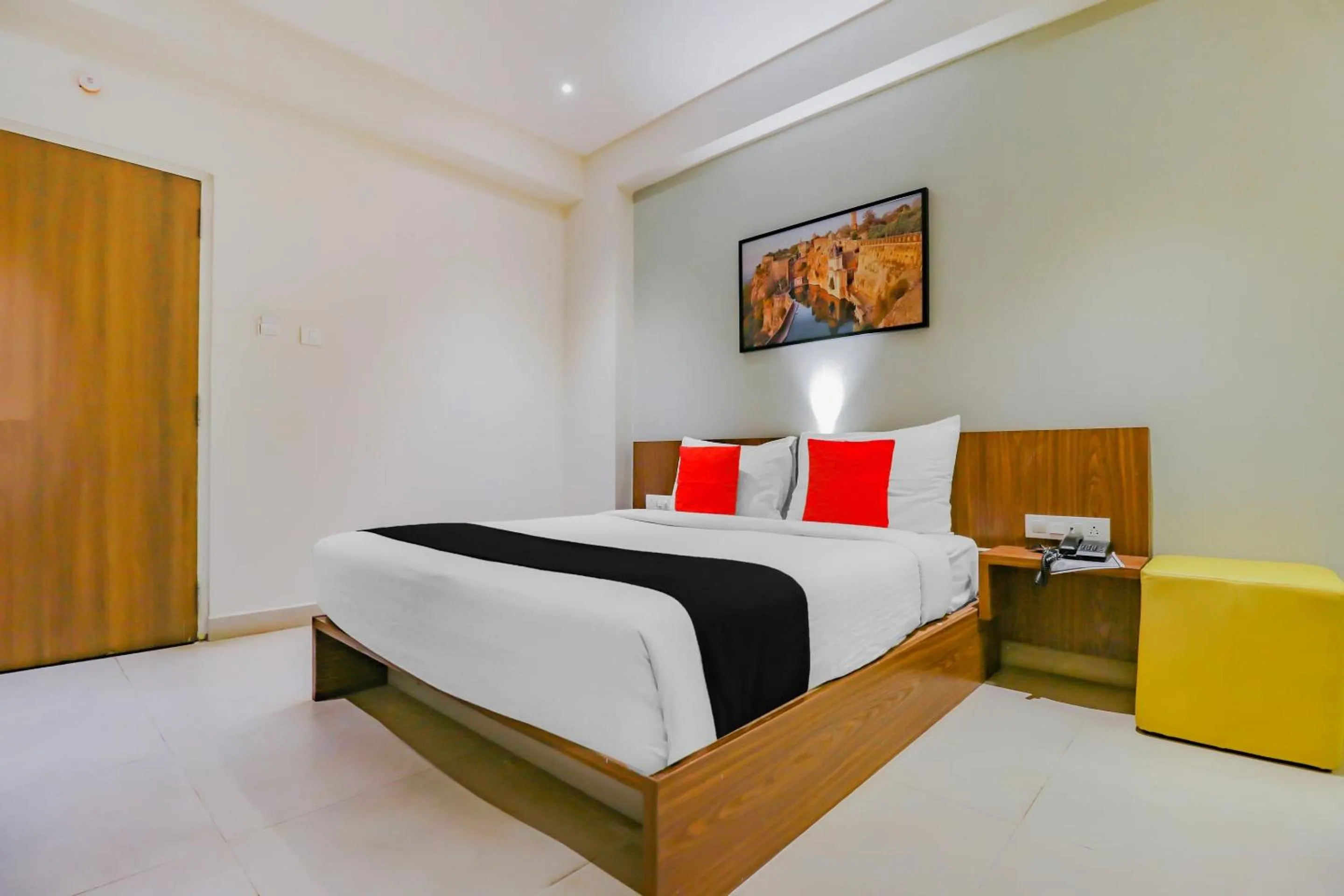 Bedroom in Capital O Royal Keys Near Brookfield Mall, AECS Layout