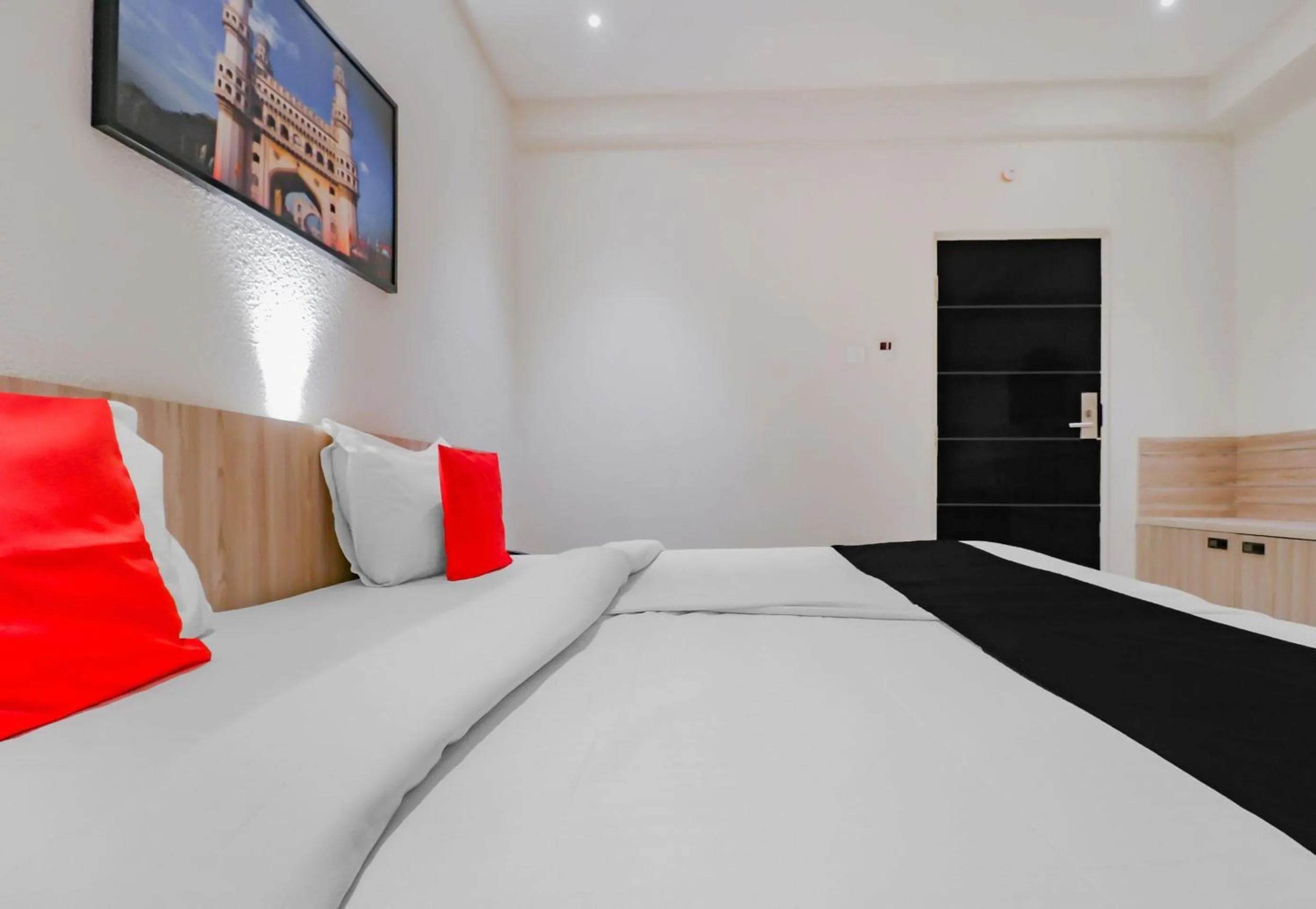 Bedroom in Capital O Royal Keys Near Brookfield Mall, AECS Layout