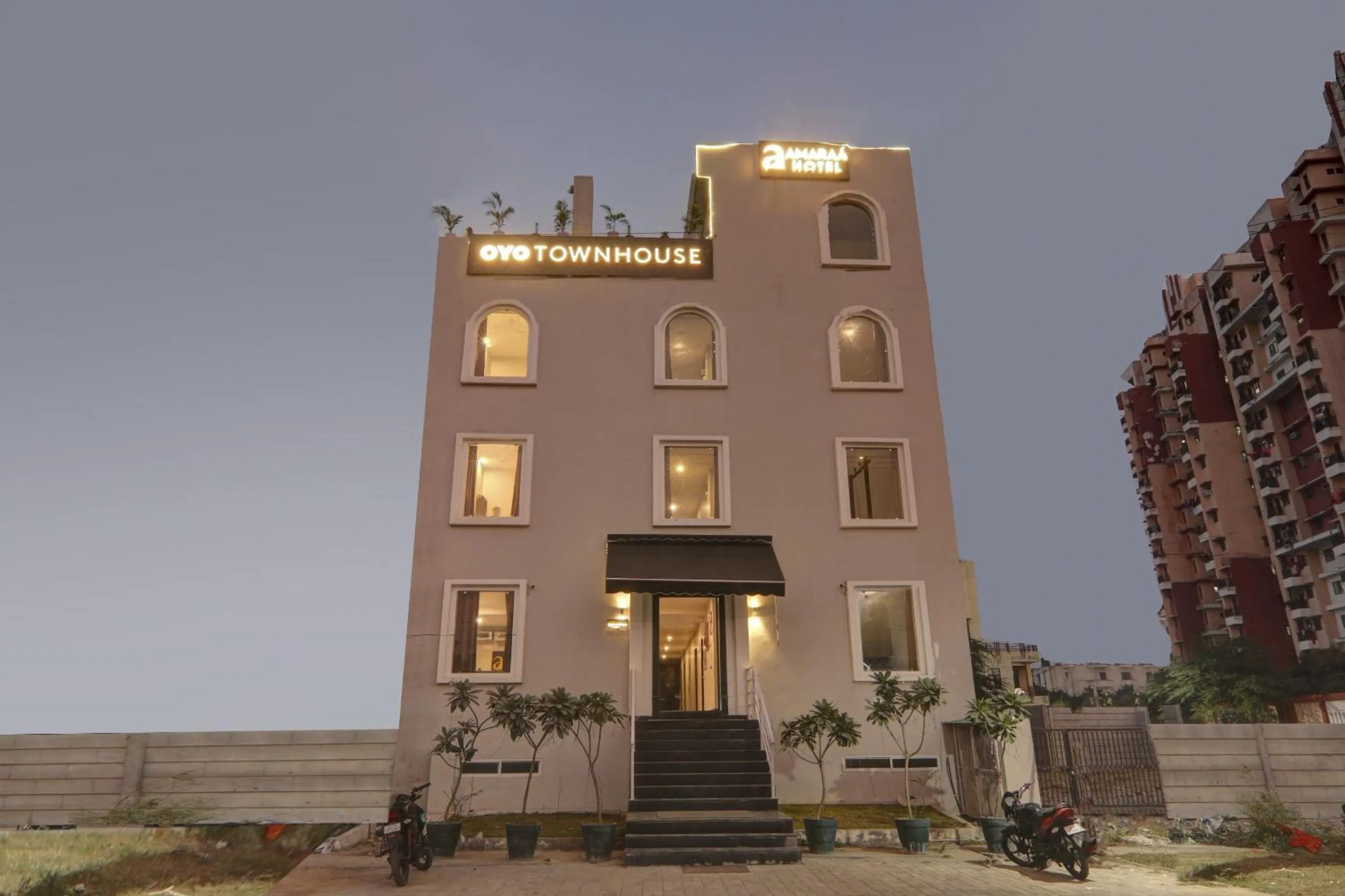 Facade/entrance in Super Townhouse Amaraa Hotel Near Phoenix Palassio