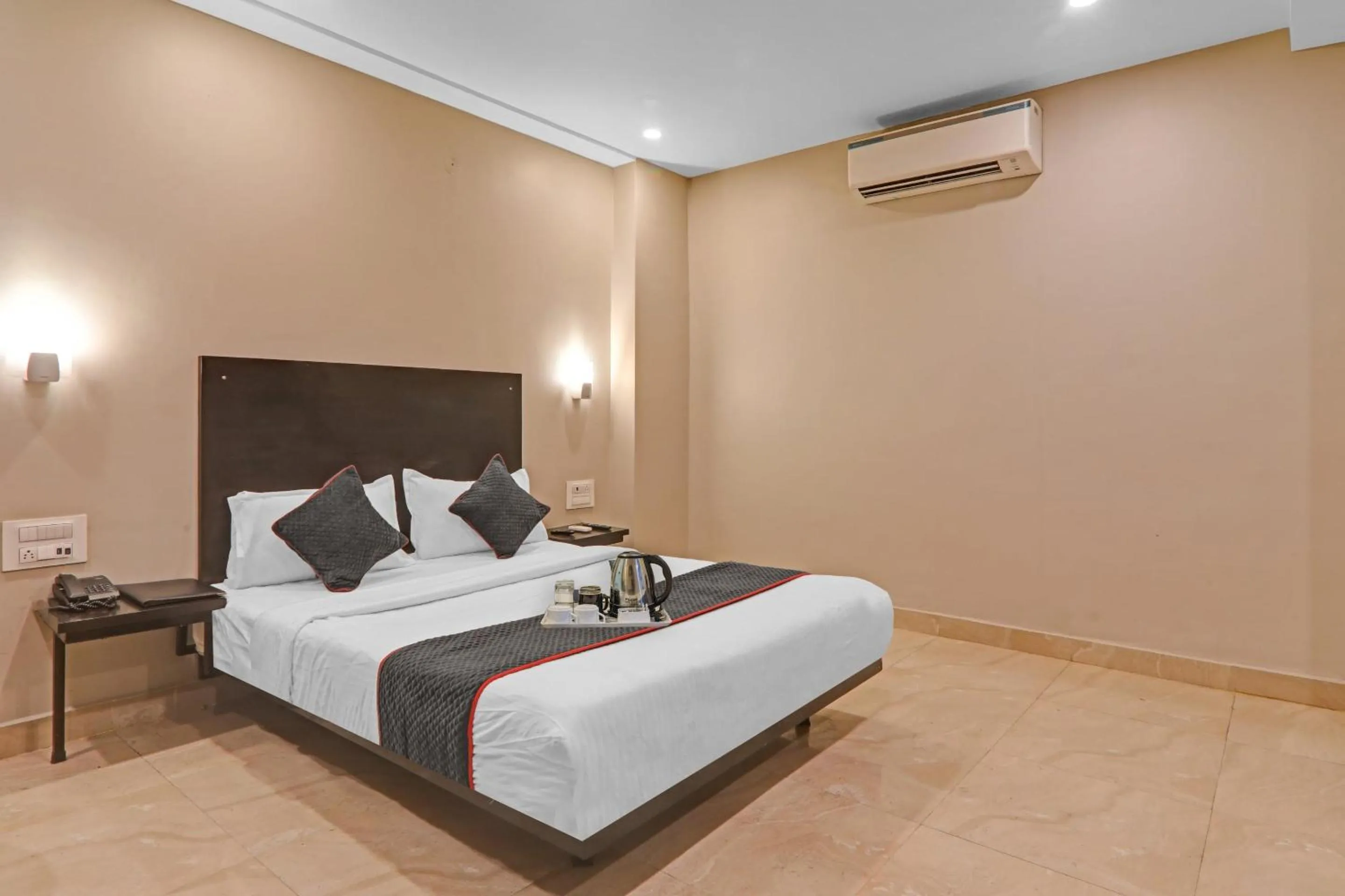 Bedroom in Super Townhouse Amaraa Hotel Near Phoenix Palassio