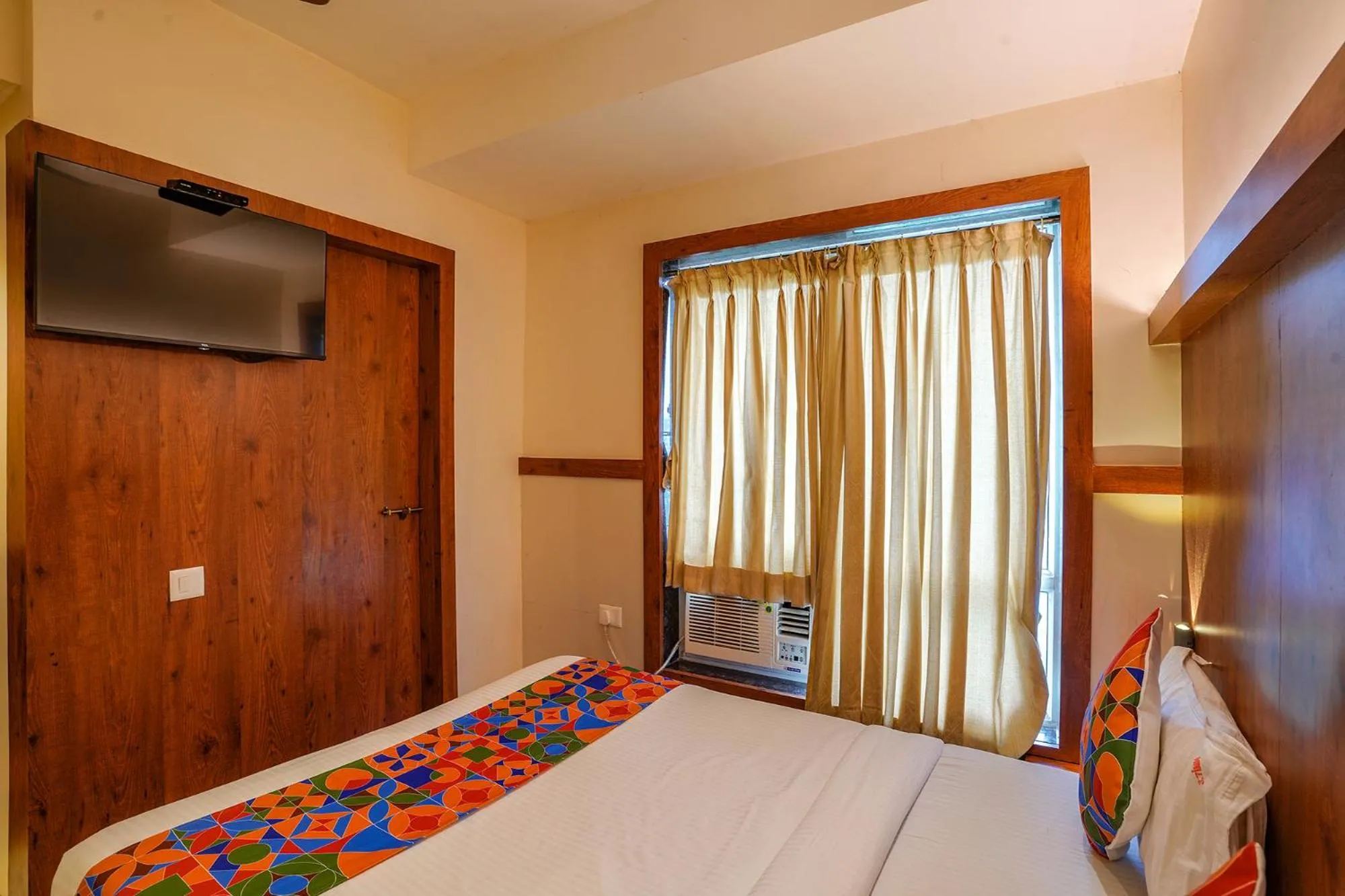 Bed in Via Super 7 Inn- Nr Rabale Station