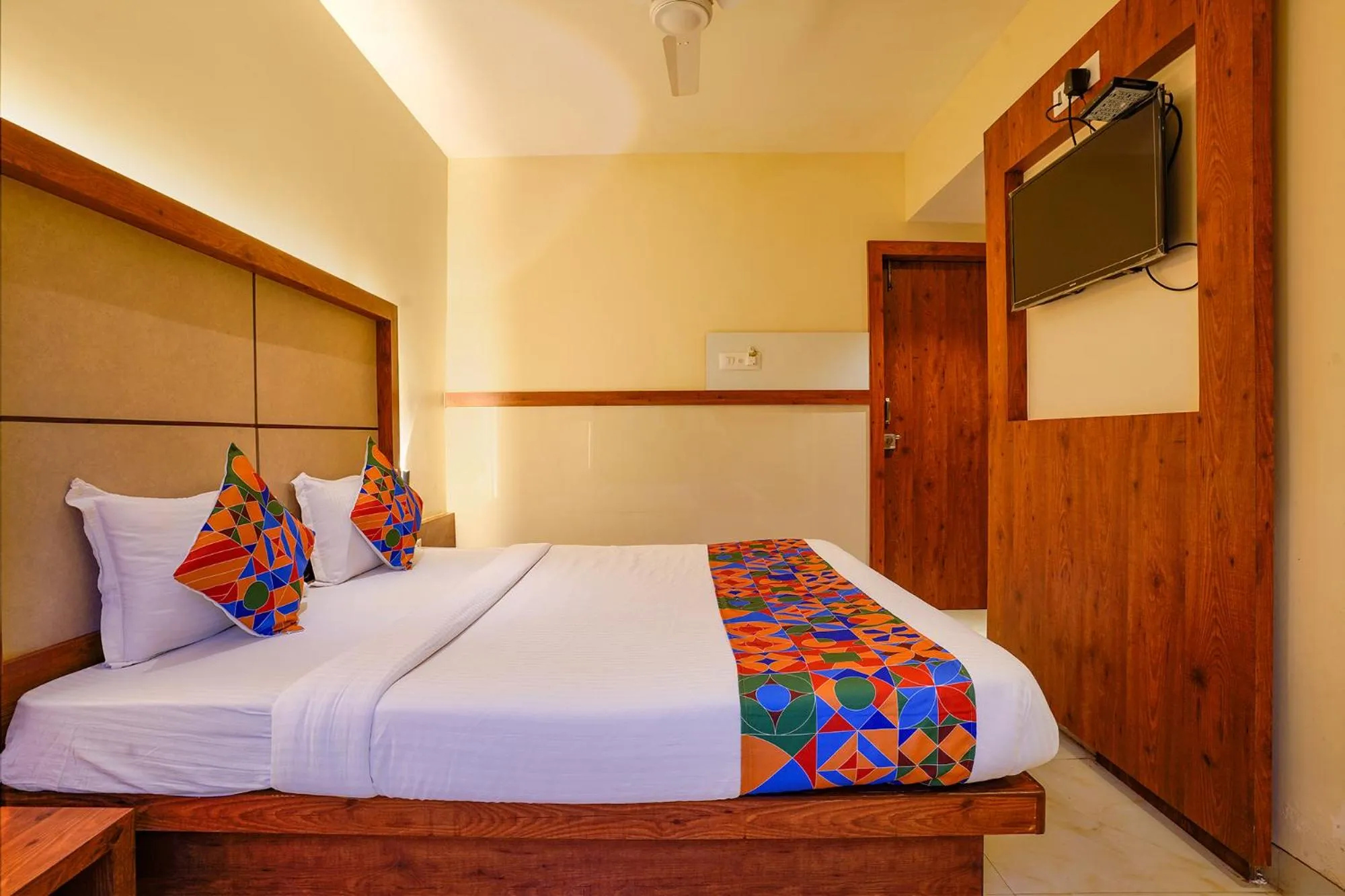Bed in Via Super 7 Inn- Nr Rabale Station