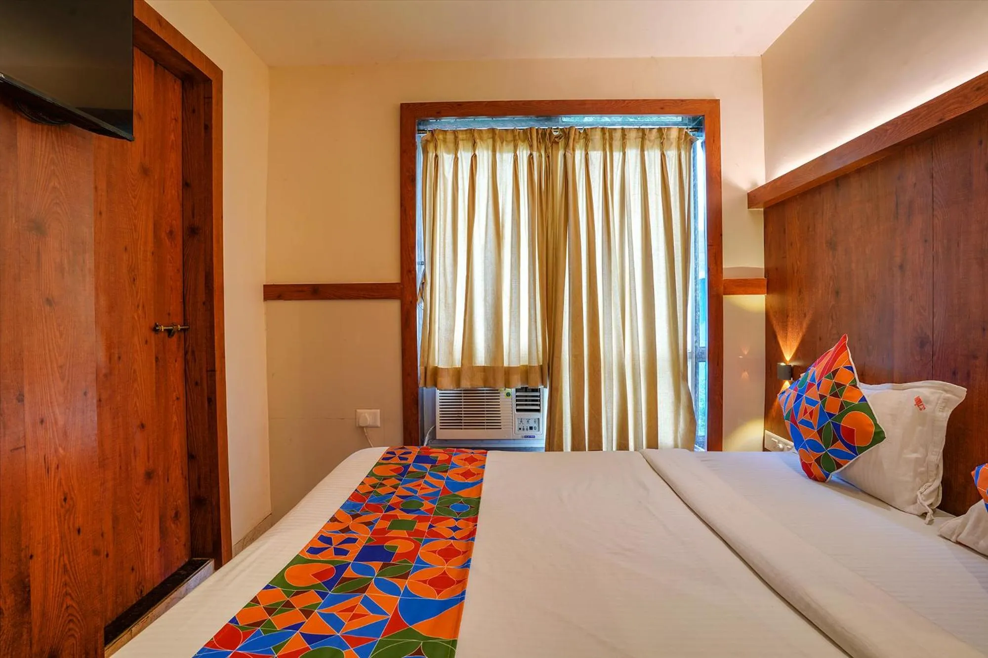 Bed in Via Super 7 Inn- Nr Rabale Station