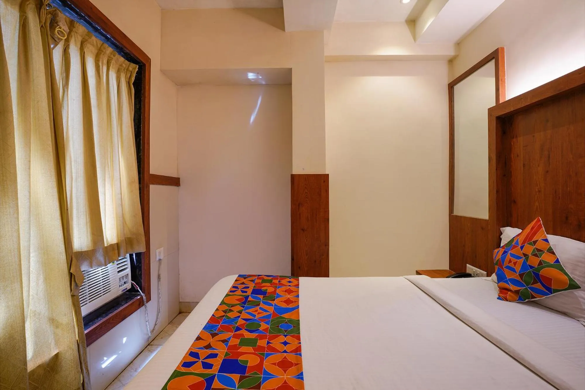 Bed in Via Super 7 Inn- Nr Rabale Station