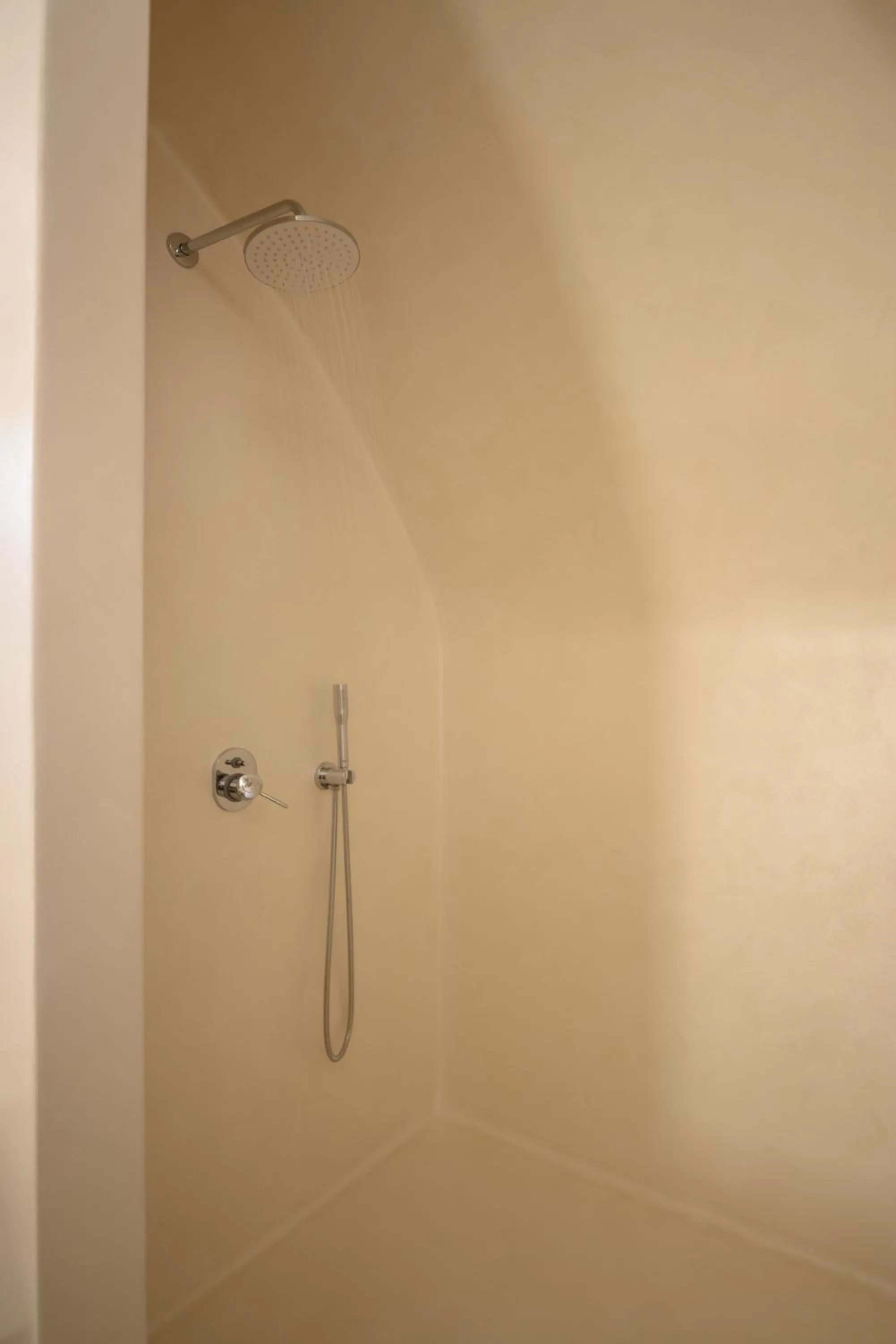 Shower in Este Luxury Suites