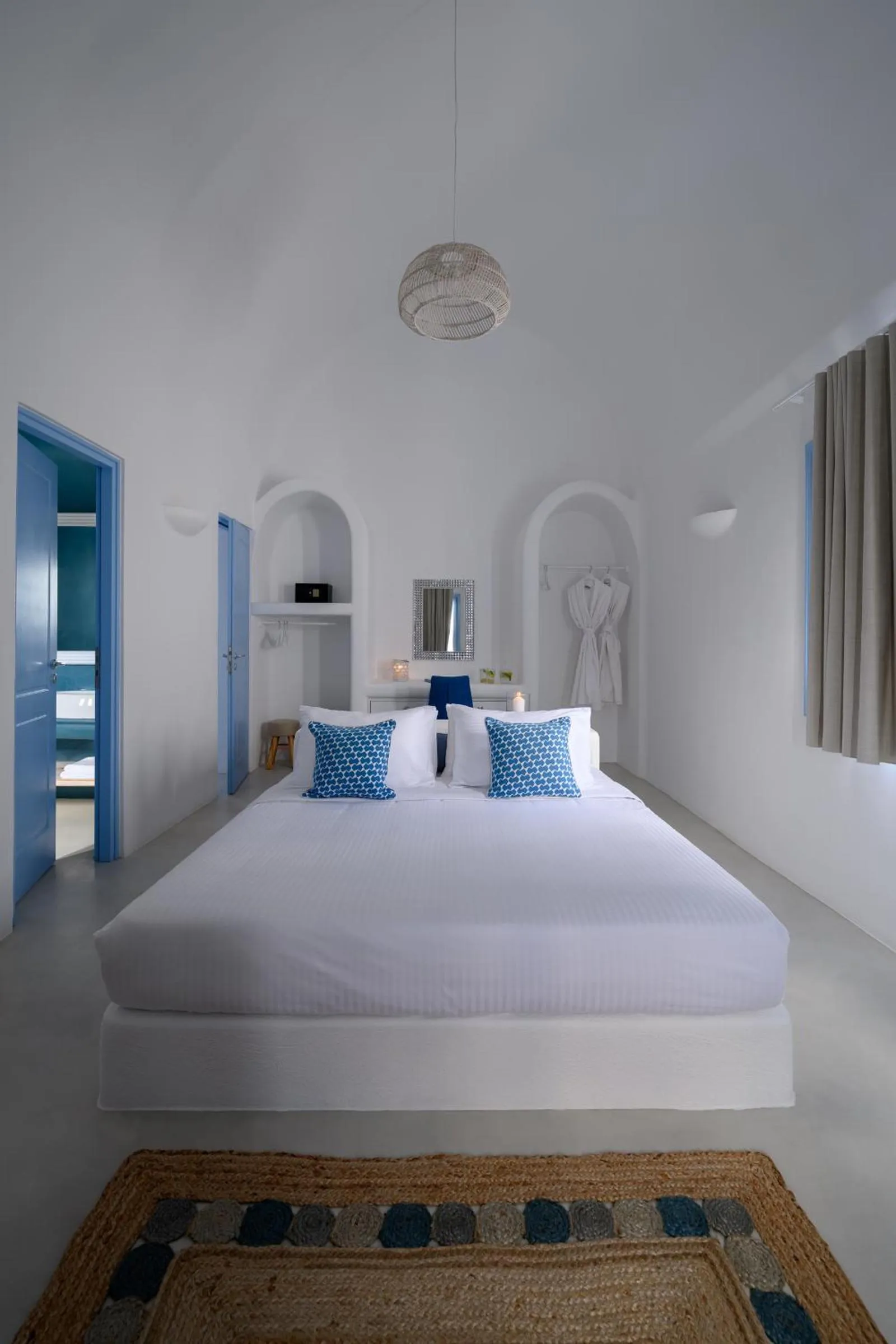 Shower, Bed in Este Luxury Suites