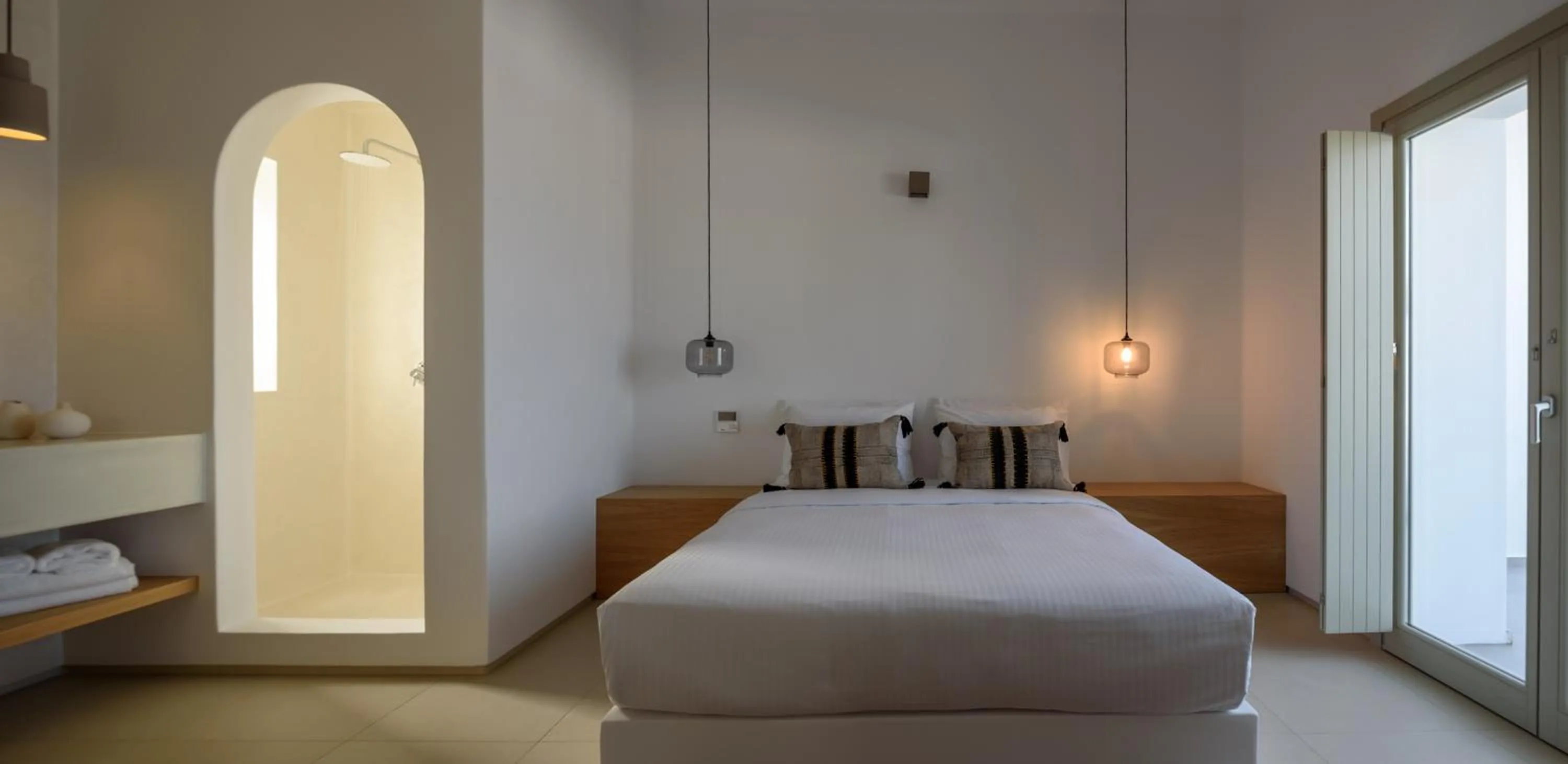 Shower, Bed in Este Luxury Suites