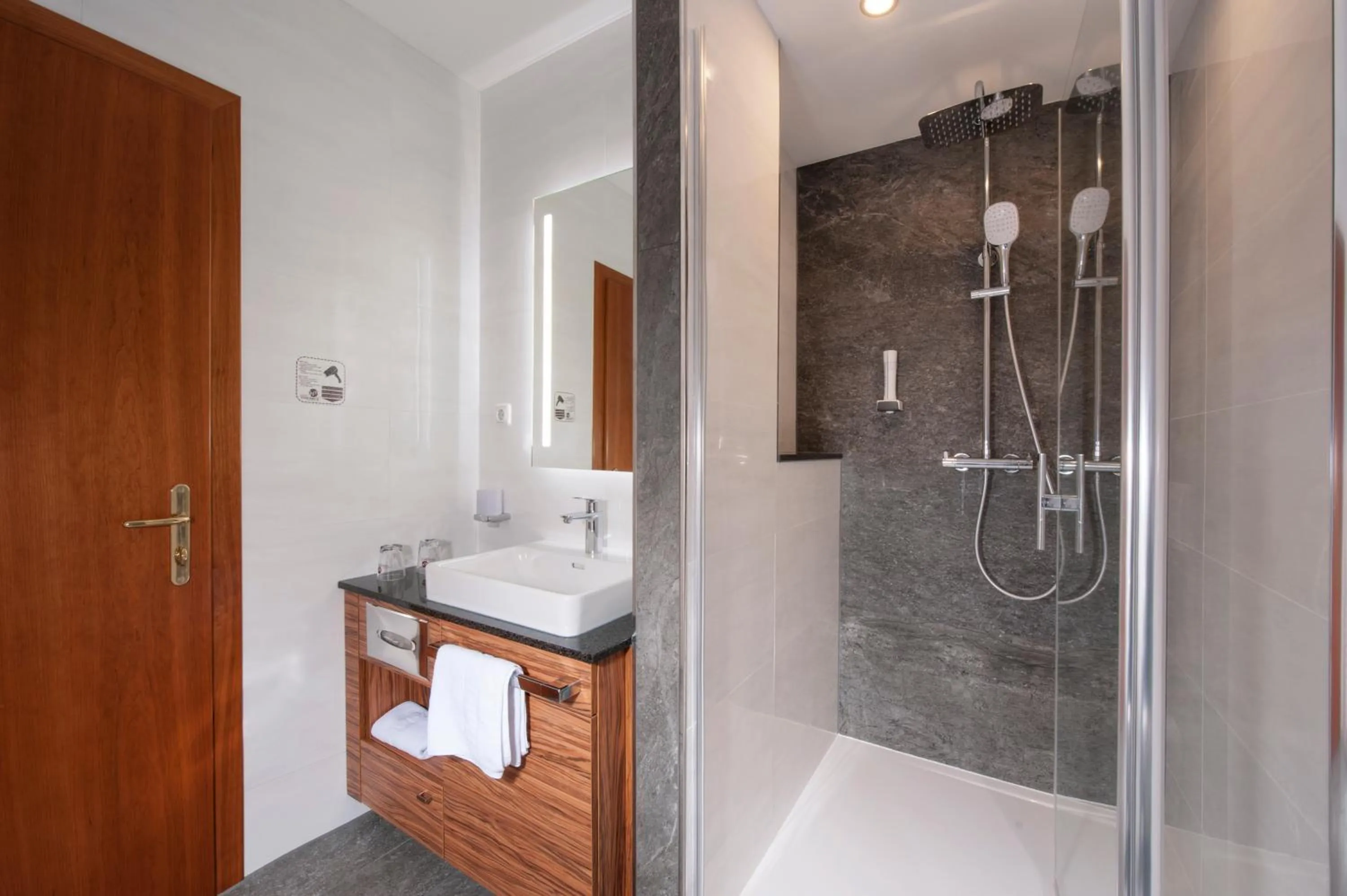 Bathroom in Hotel Weinberg GmbH