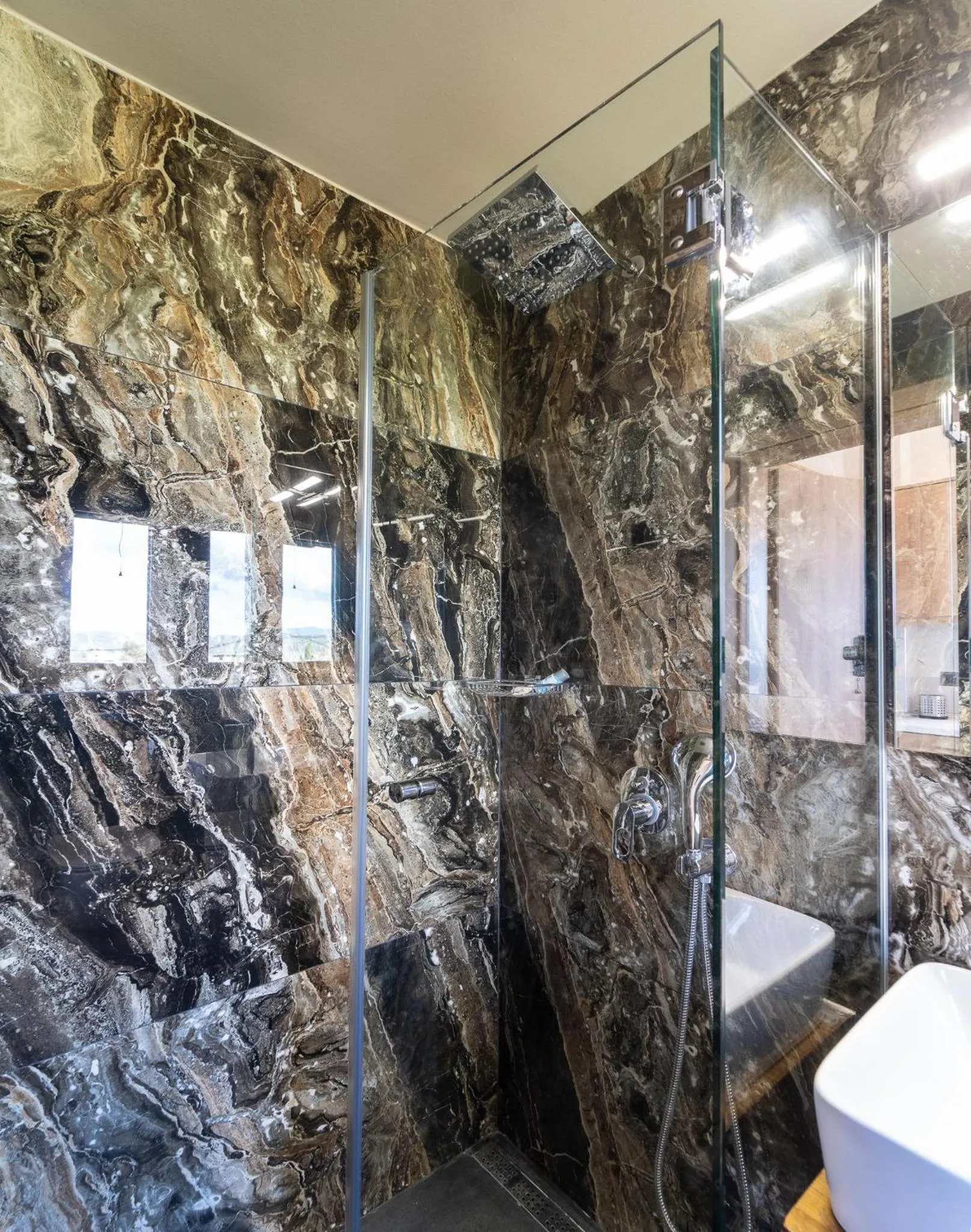 Shower in CARLOS MANSION LUXURY SUITES