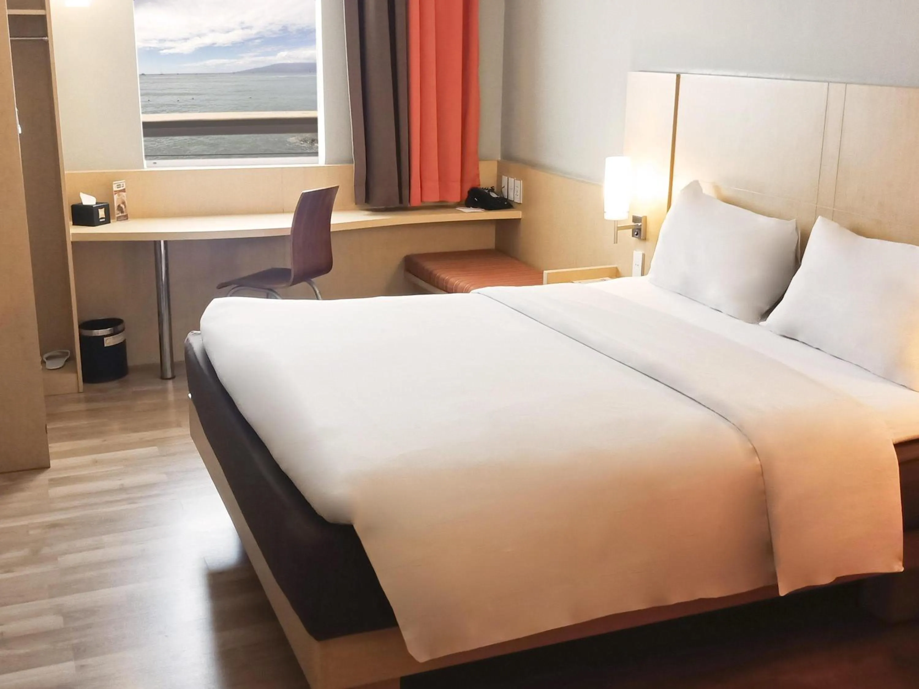 Bedroom, Bed in Ibis Padang