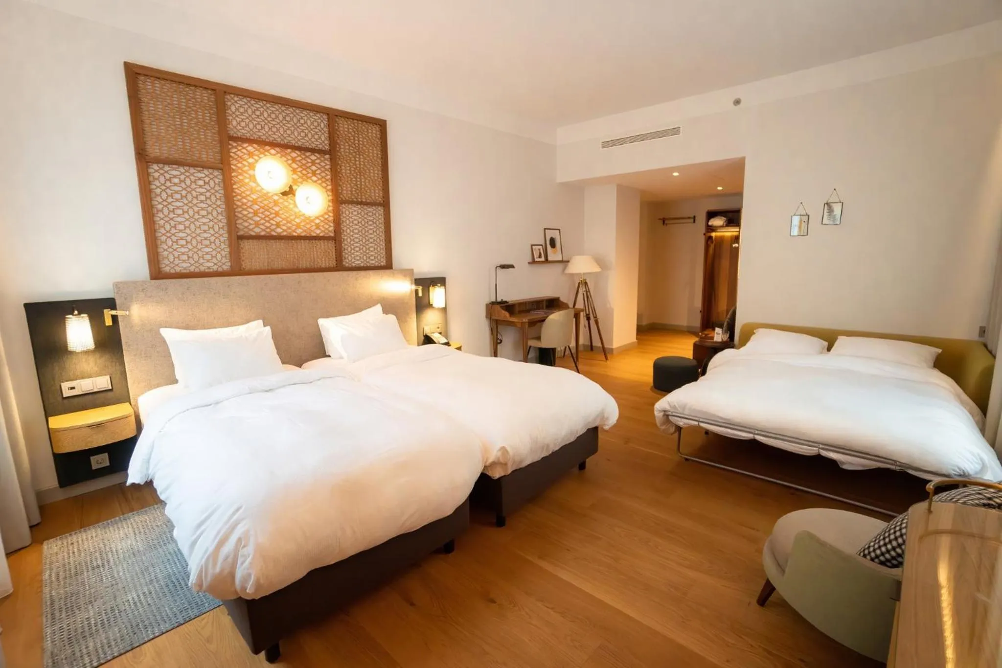 Photo of the whole room, Bed in voco The Hague by IHG