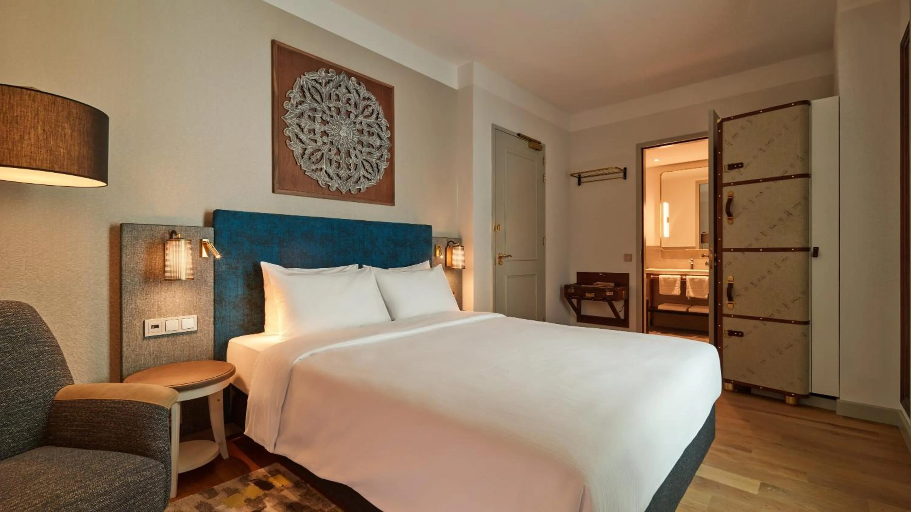 Photo of the whole room, Bed in voco The Hague by IHG