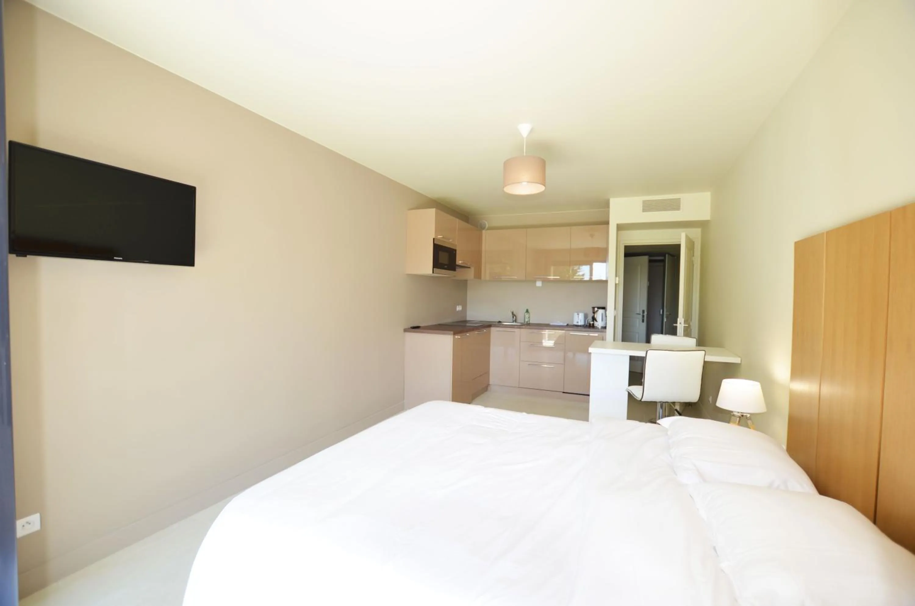 Photo of the whole room, Bed in La Perle d'Eze - Aparthotel