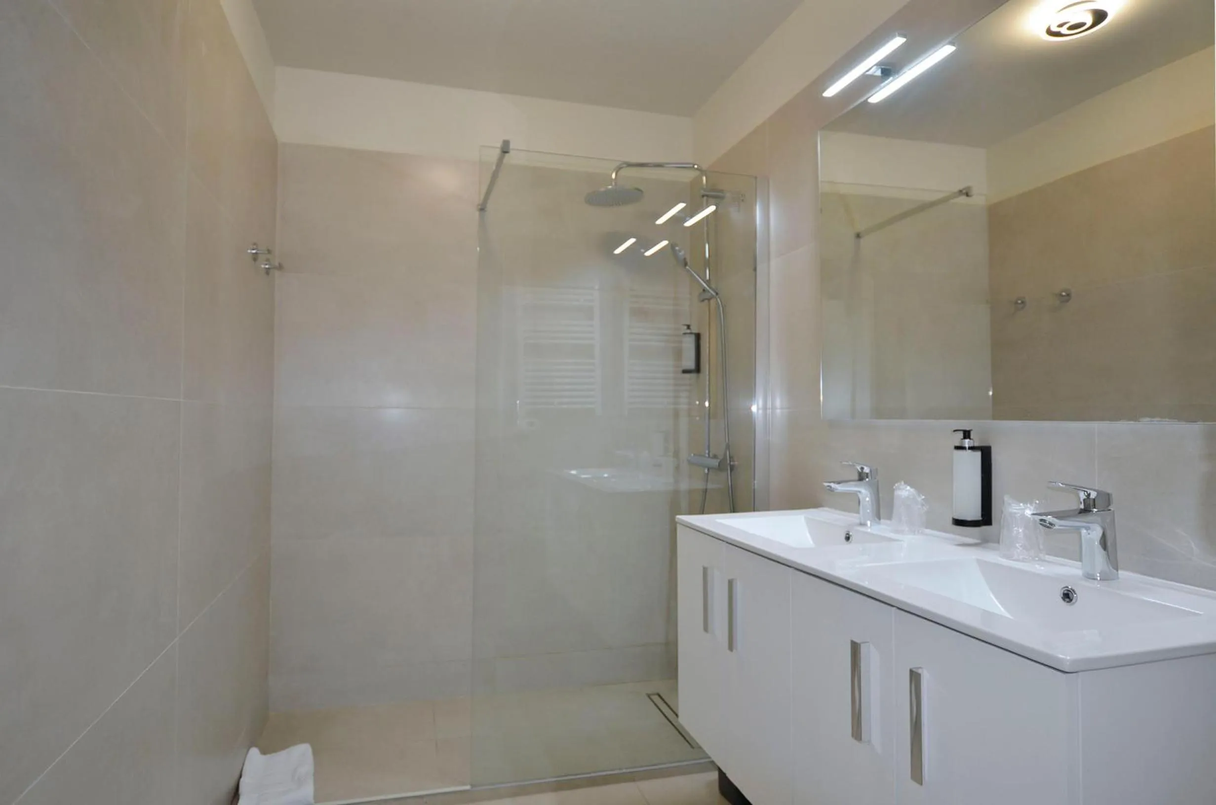 Shower in La Perle d'Eze - Aparthotel