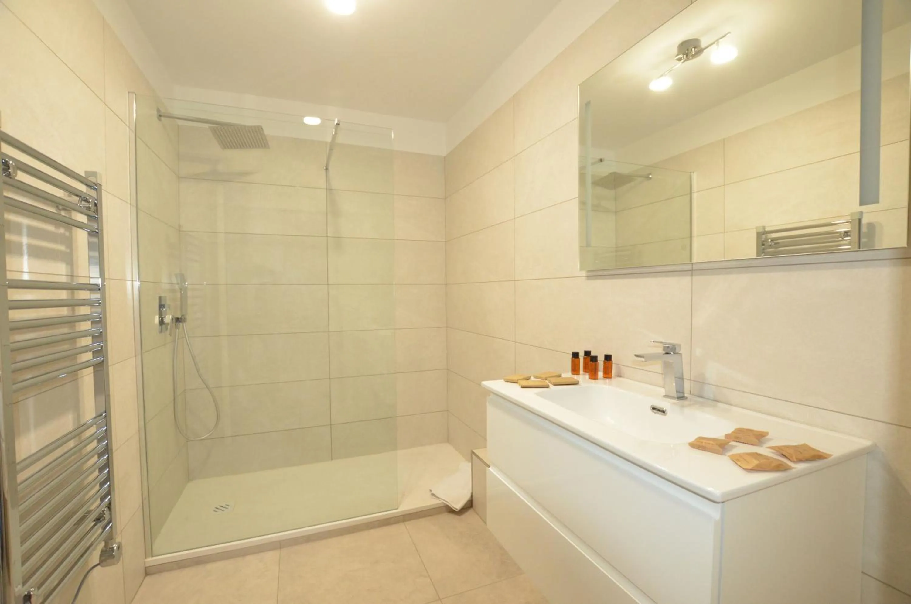 Shower in La Perle d'Eze - Aparthotel