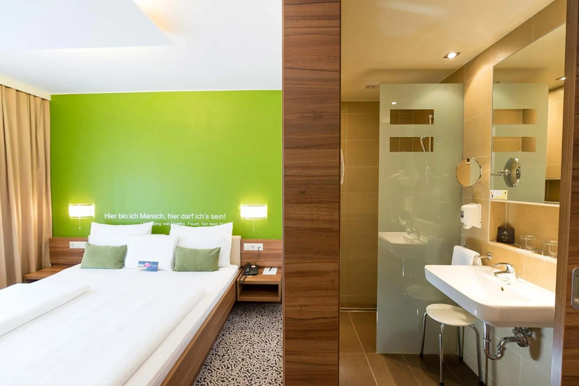 Bathroom, Bed in Hotel Süd Graz