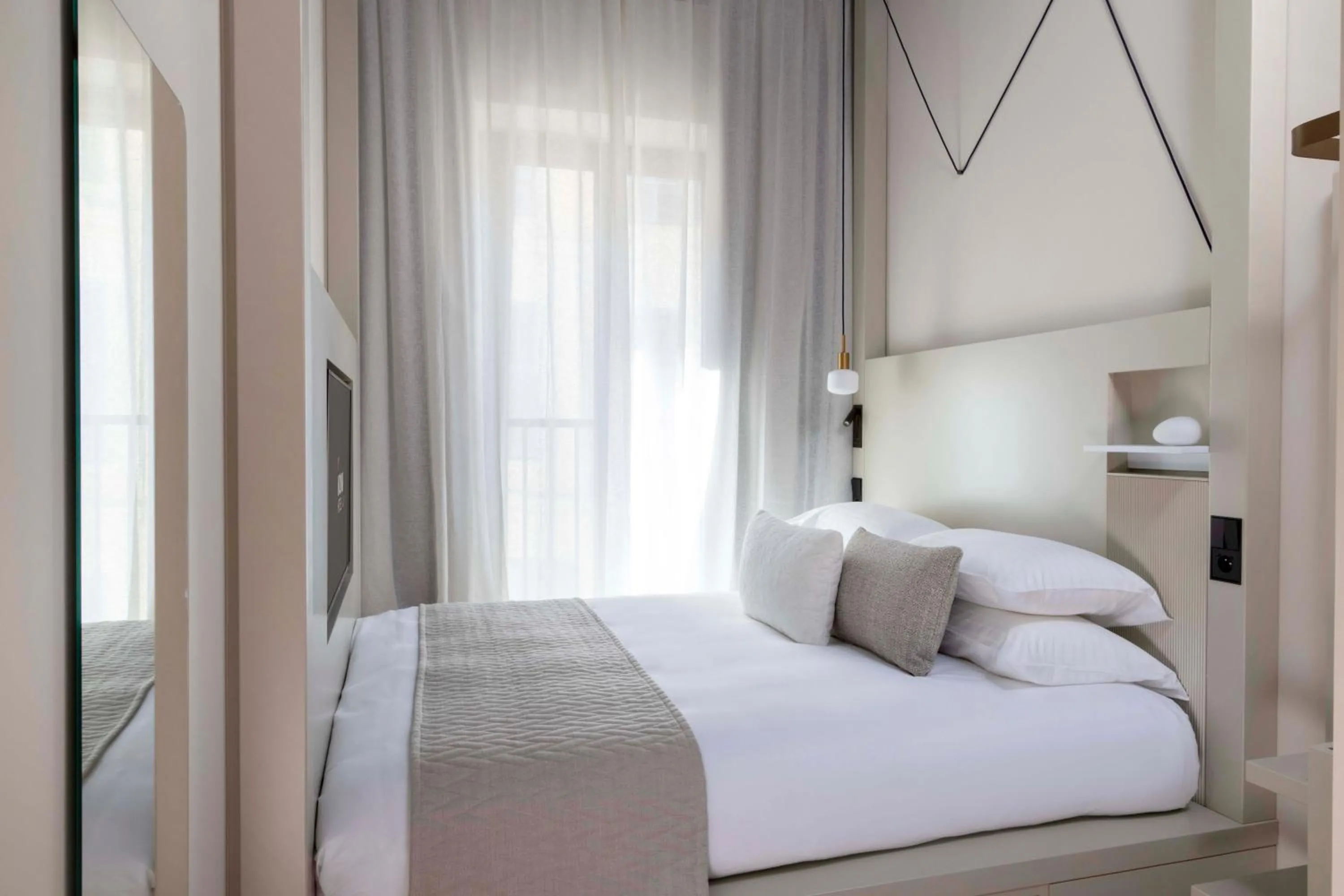 Bedroom, Bed in Ikonik Jean Médecin