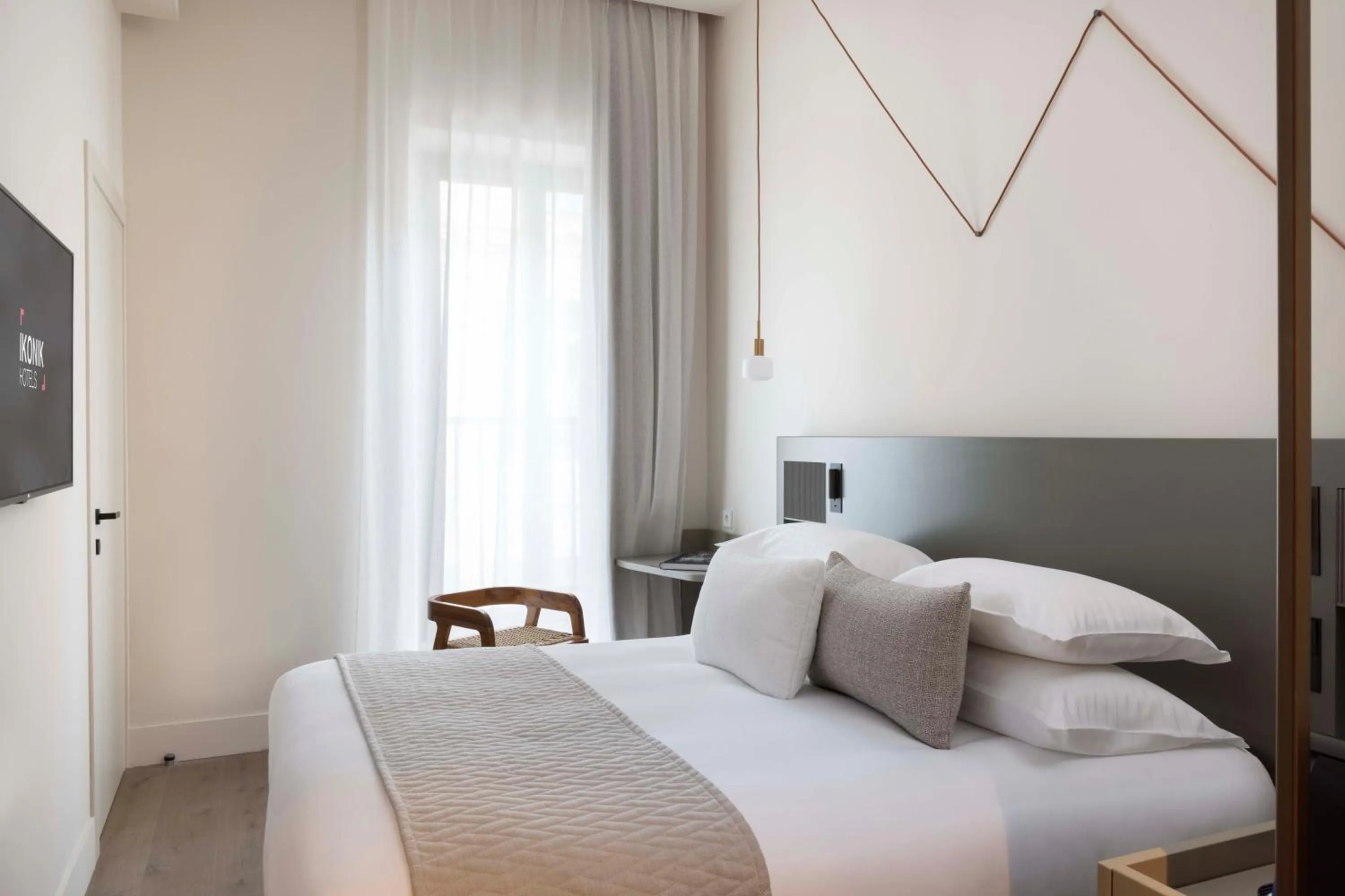 Bedroom, Bed in Ikonik Jean Médecin