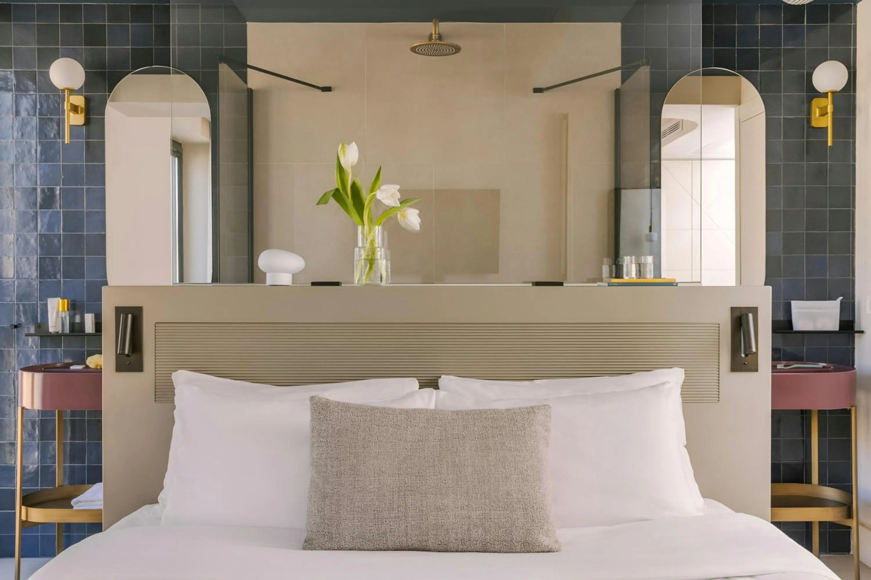 Bedroom, Bed in Yelo Jean Médecin Hotel, Sonder by Marriott Bonvoy