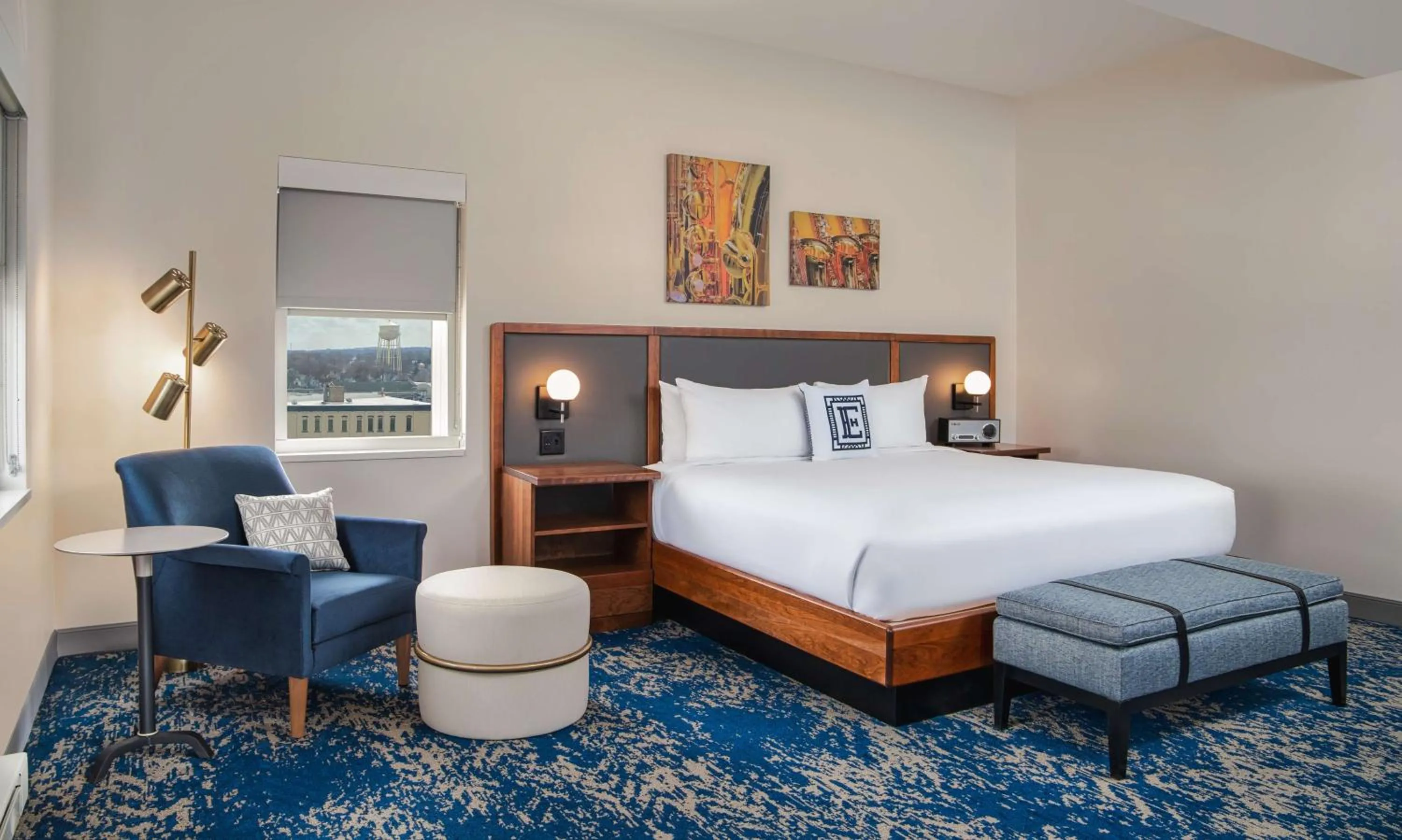 Living room, Bed in Hotel Elkhart, Tapestry Collection By Hilton