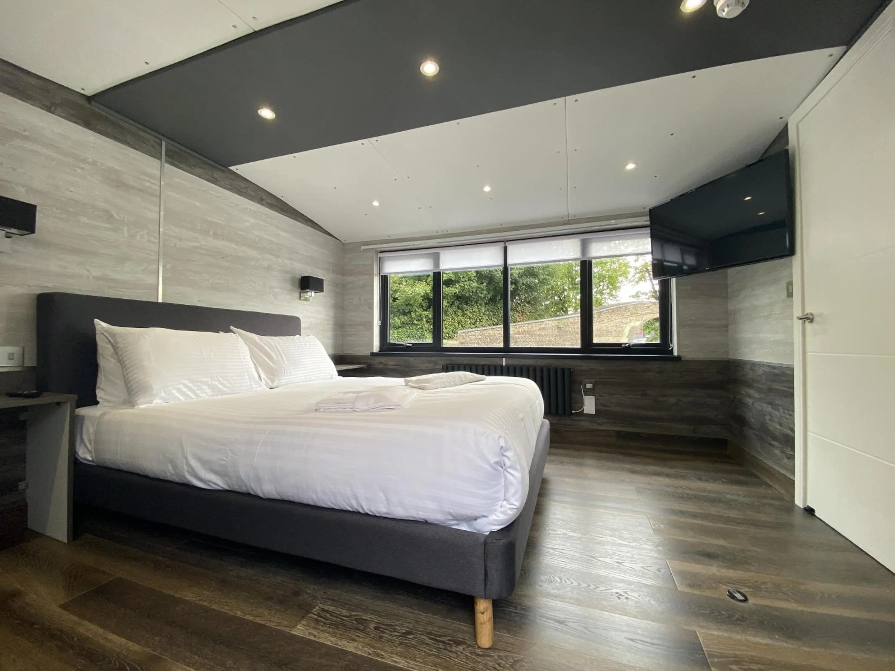 Bedroom, Bed in The WatersEdge, Canal Cottages
