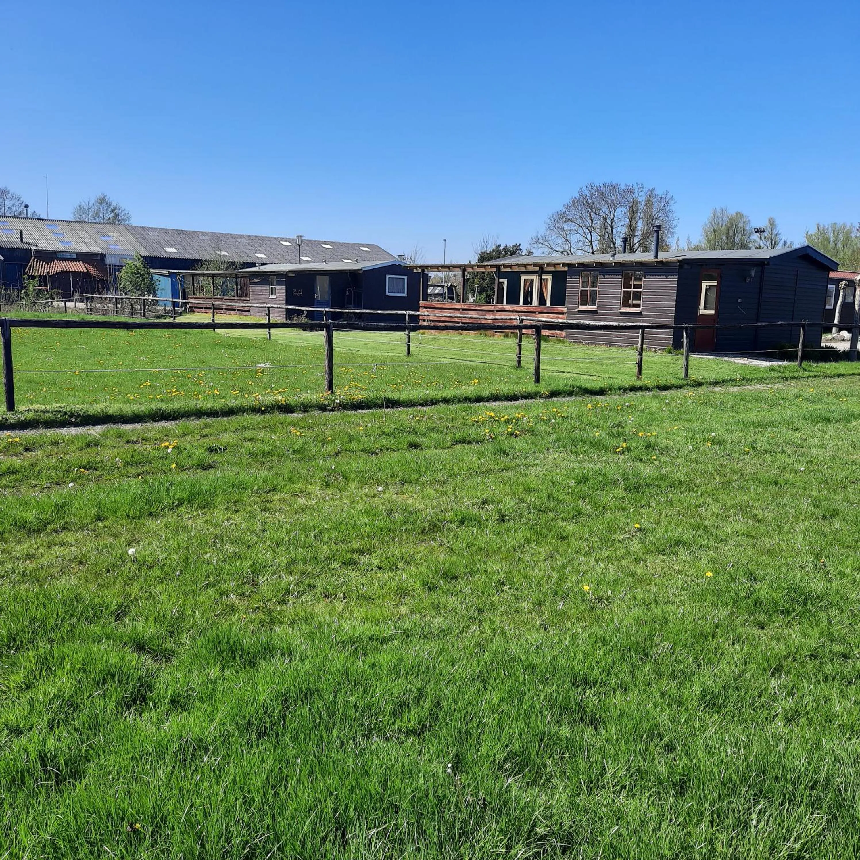 Unieke vriendenkamer met bedstedes tot 11 personen en 2 rustig gelegen chalets 2 en 4 persoons te huur!