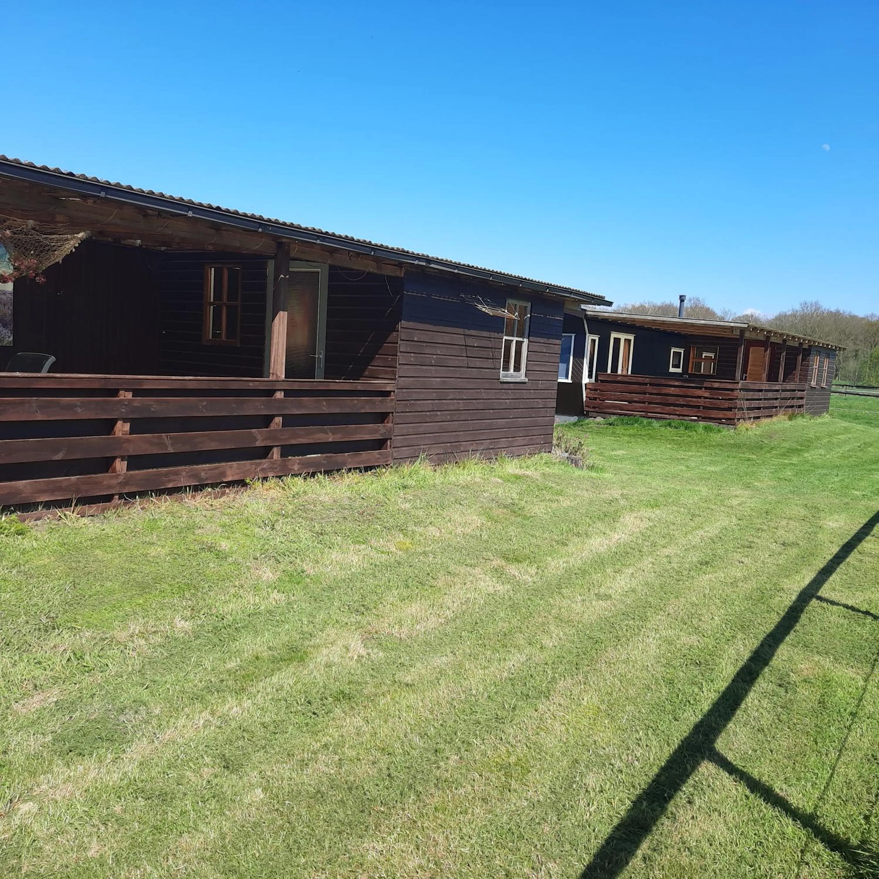 Unieke vriendenkamer met bedstedes tot 11 personen en 2 rustig gelegen chalets 2 en 4 persoons te huur!