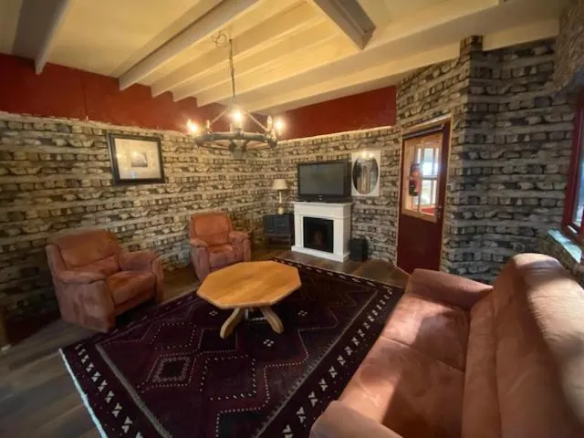 Unieke vriendenkamer met bedstedes tot 11 personen en 2 rustig gelegen chalets 2 en 4 persoons te huur!