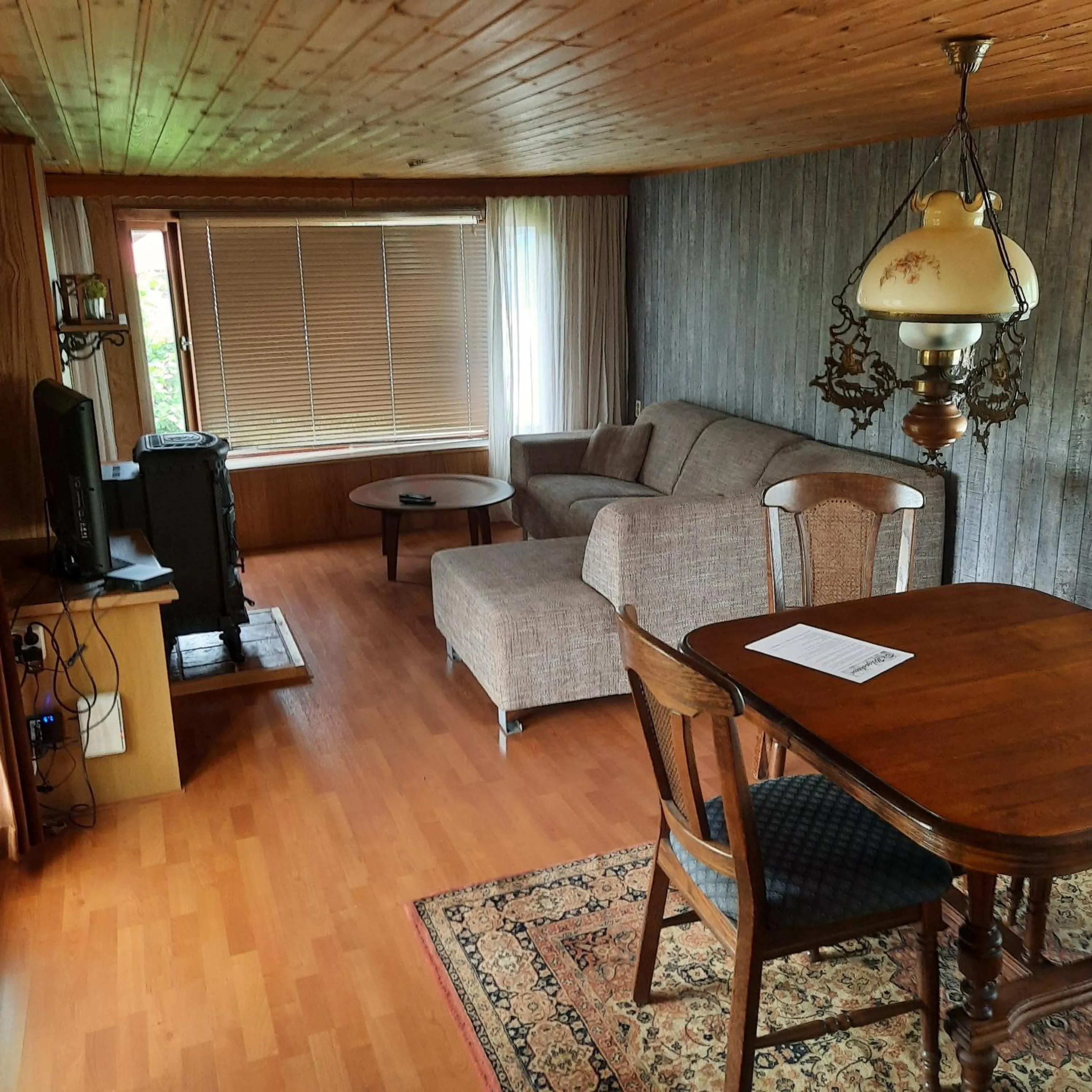 Unieke vriendenkamer met bedstedes tot 11 personen en 2 rustig gelegen chalets 2 en 4 persoons te huur!