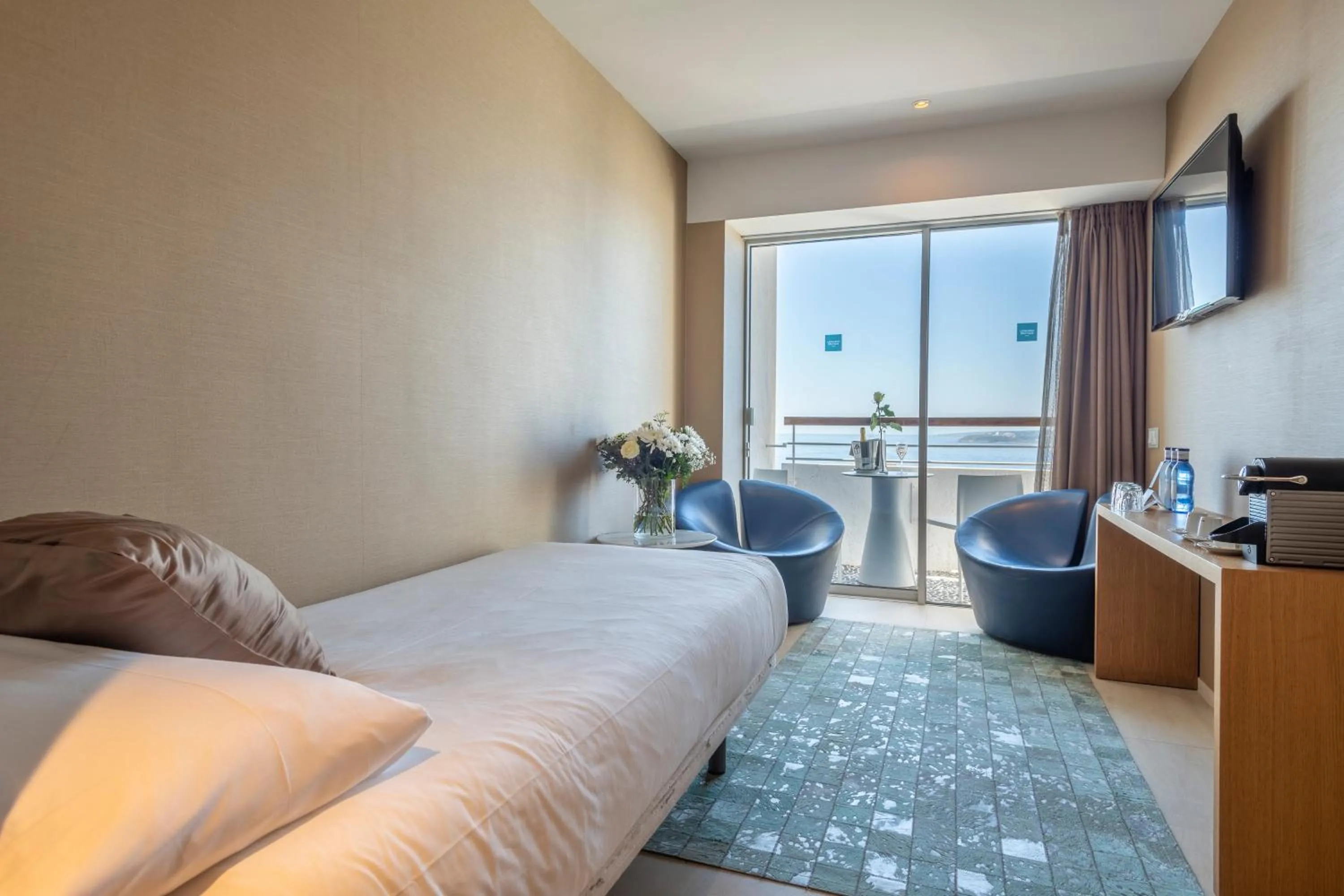 Property building, Bed in Leonardo Boutique Hotel Mallorca Port Portals - Adults only