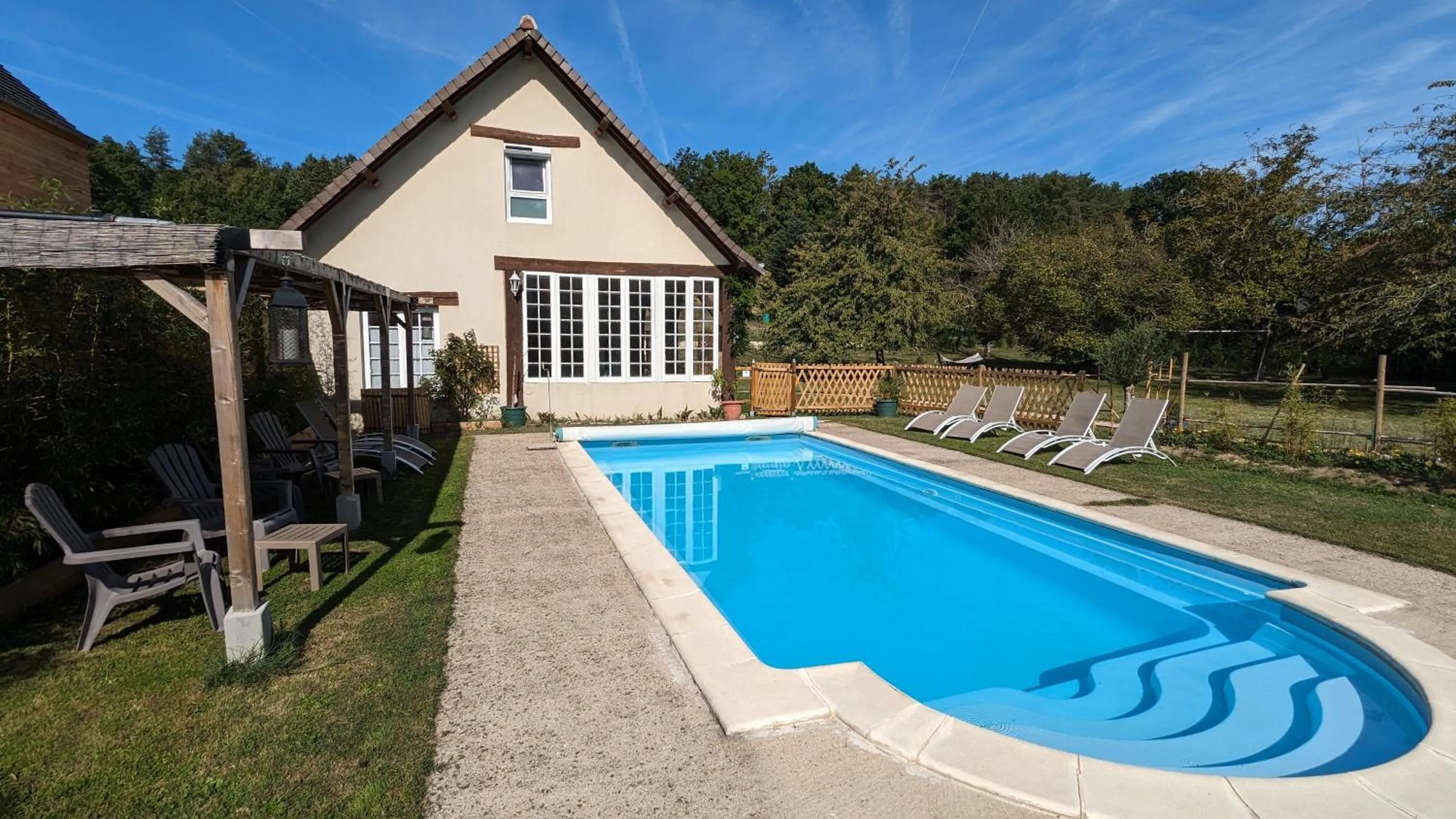 Swimming pool in Au Bonheur de Cisse