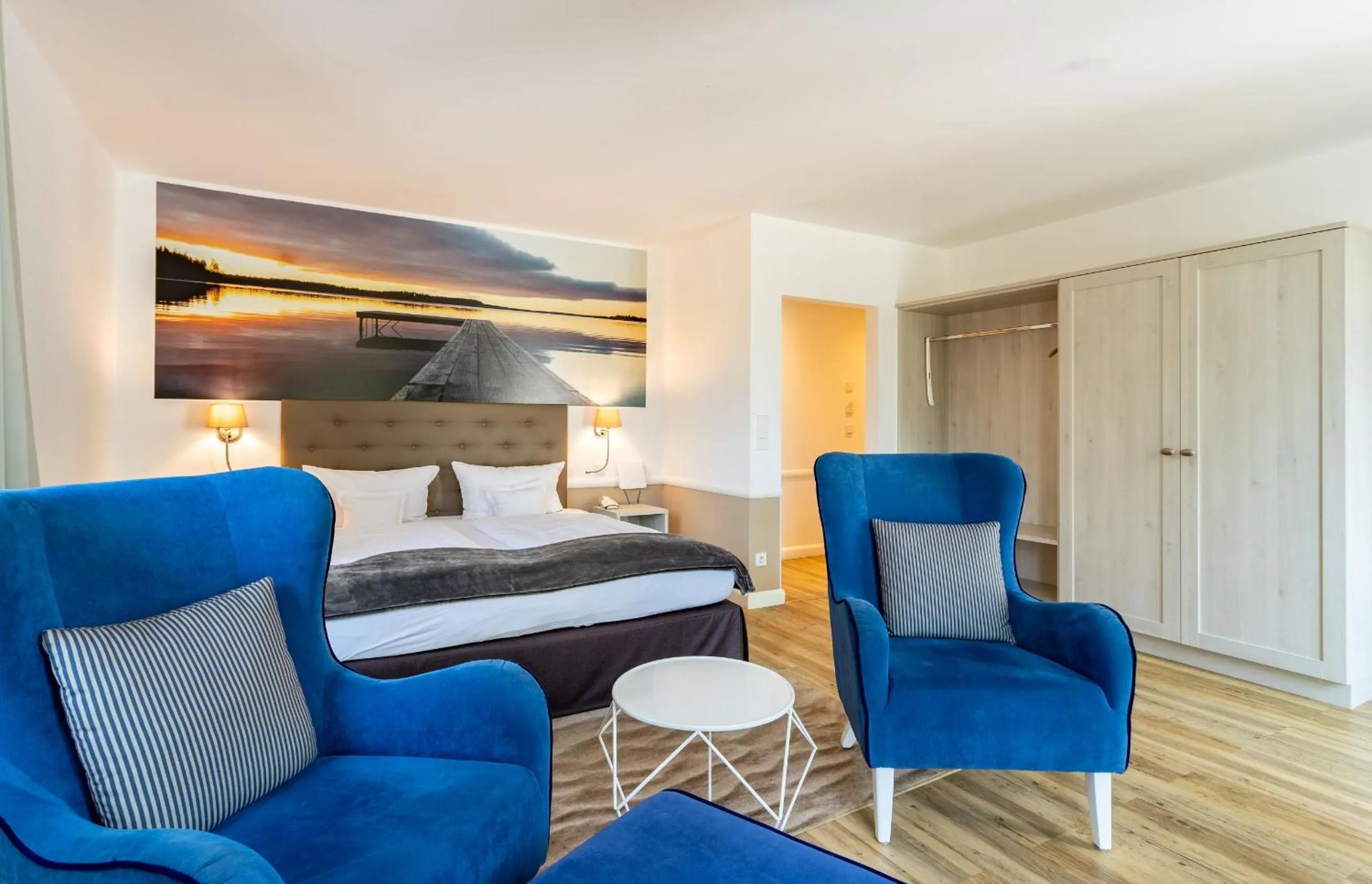 Living room, Bed in Victoria Suites