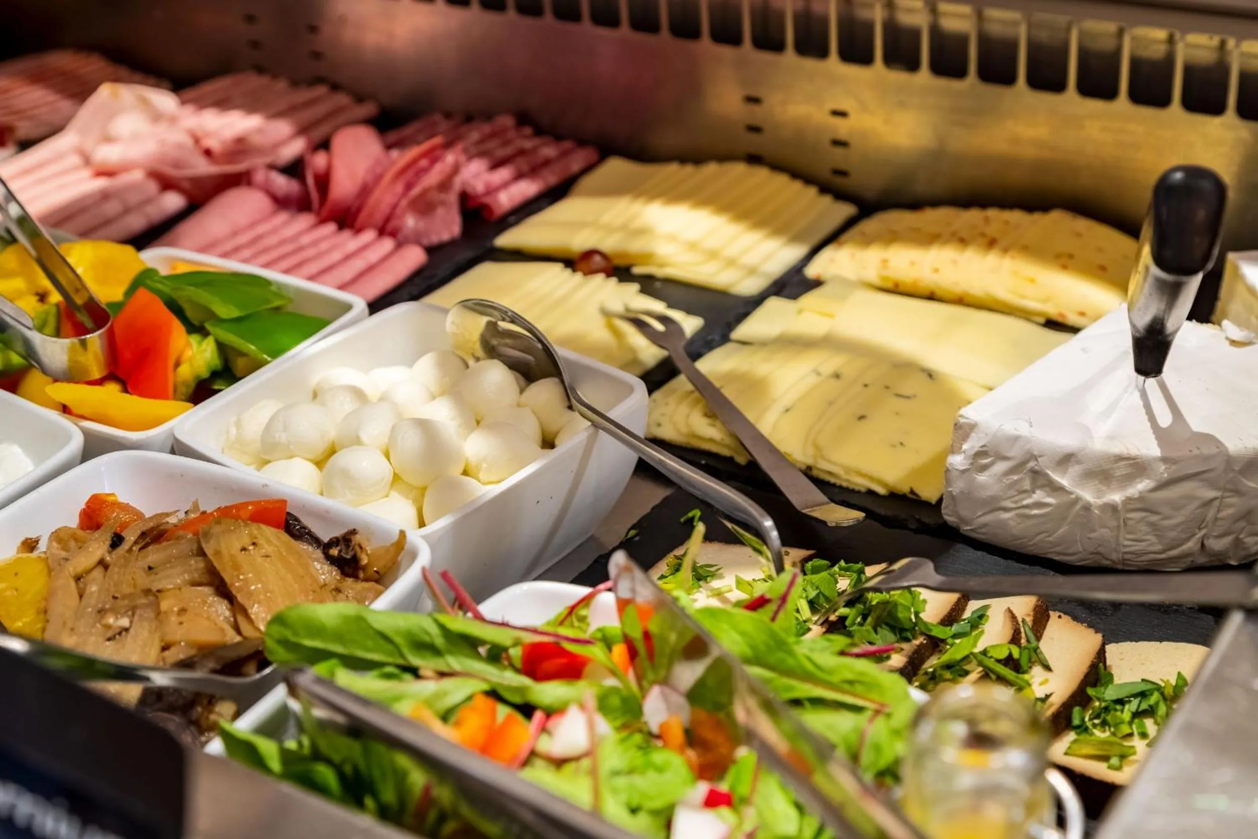 Restaurant/places to eat in Victoria Suites