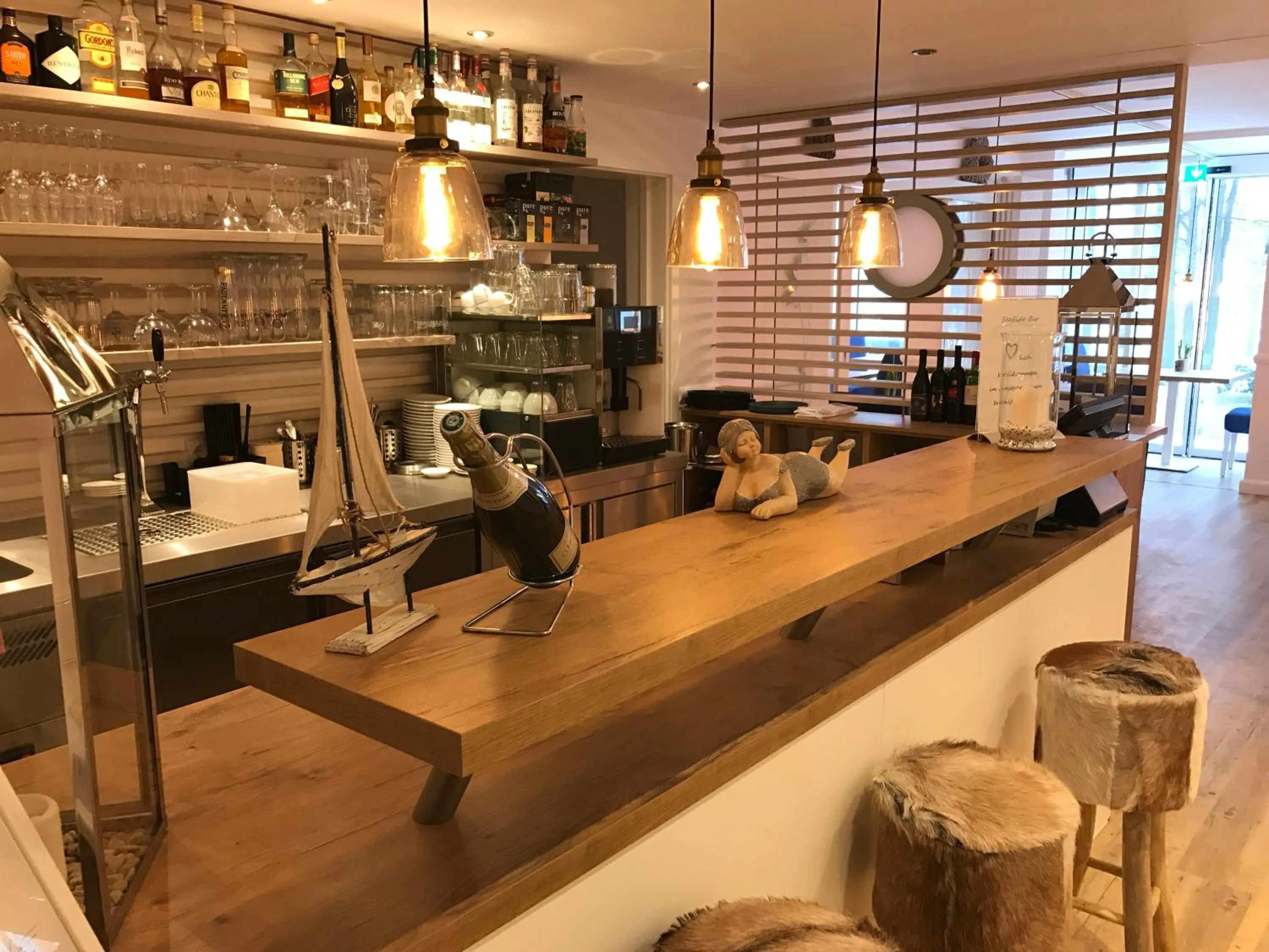 Restaurant/places to eat in Victoria Suites