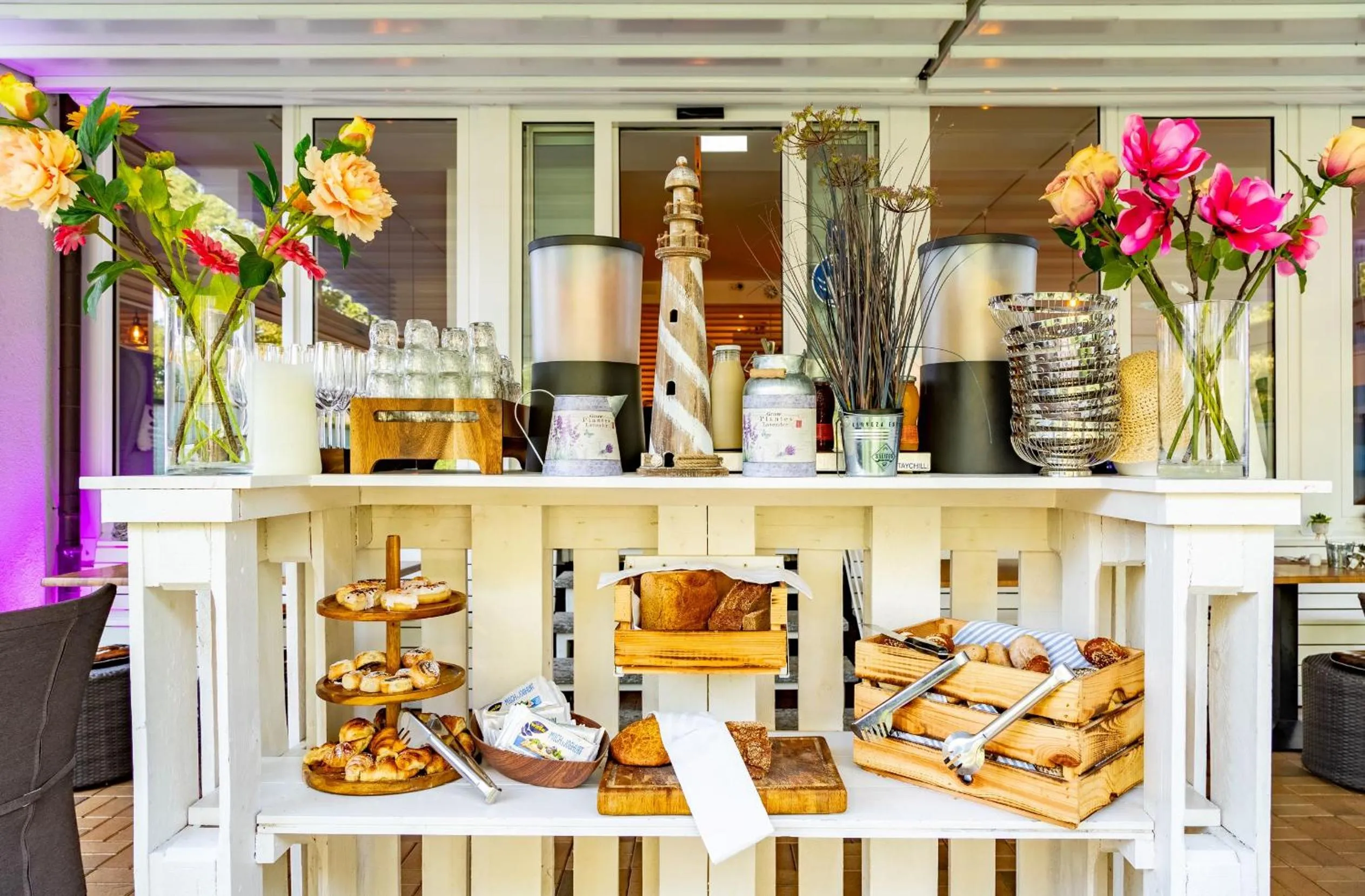 Restaurant/places to eat in Victoria Suites