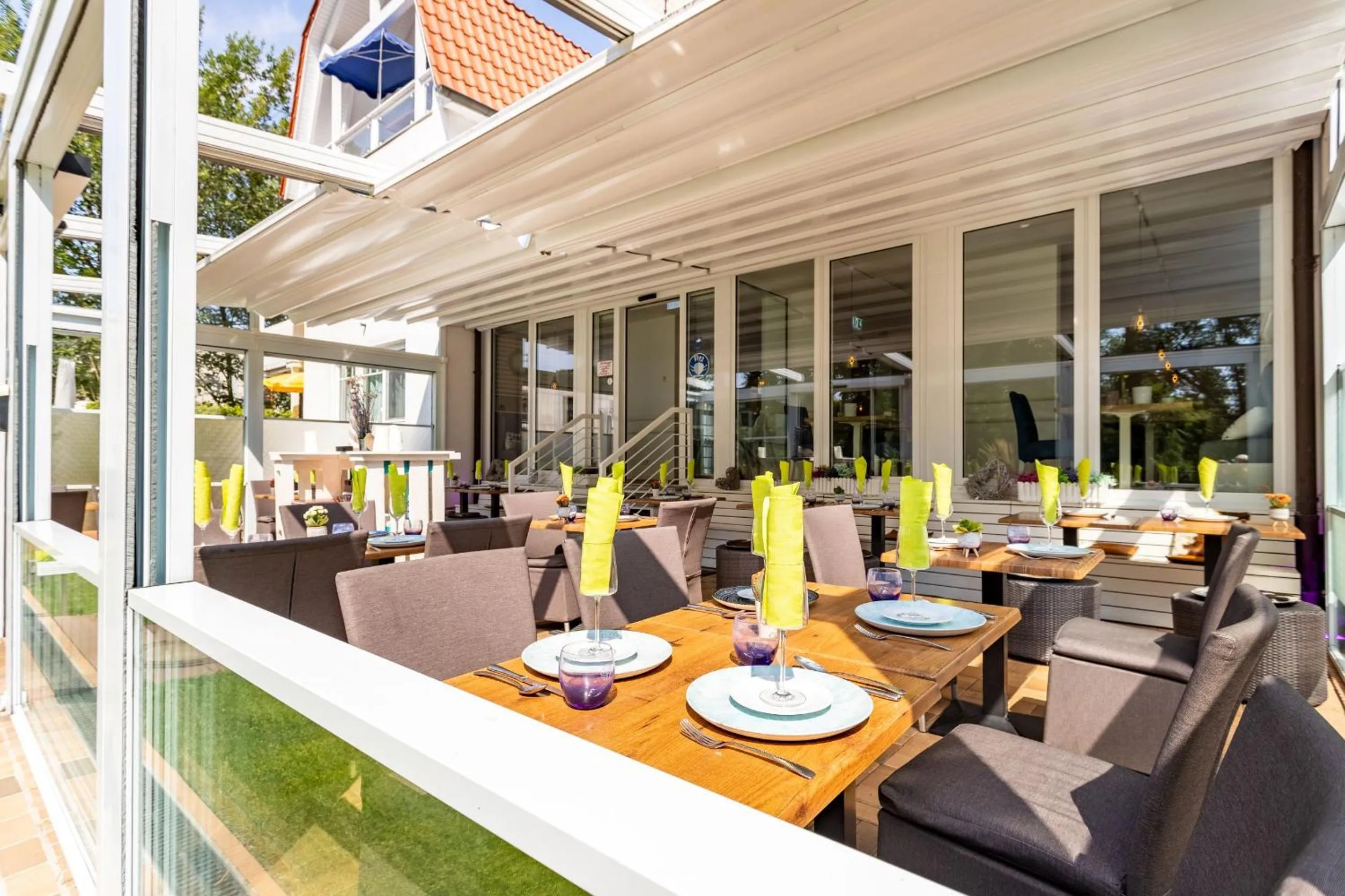 Restaurant/places to eat in Victoria Suites