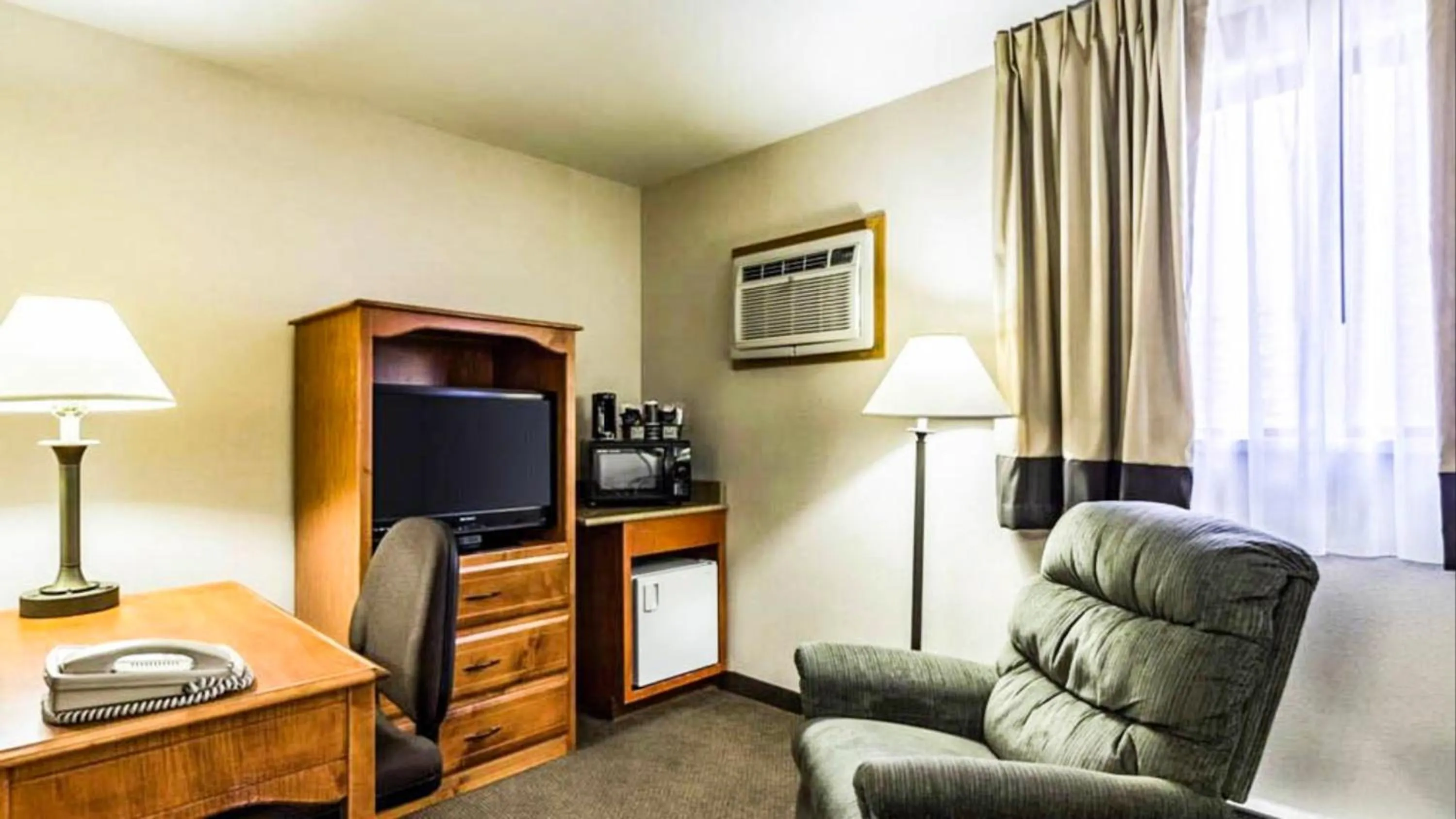 Bedroom in Studio 6 - Minot, ND