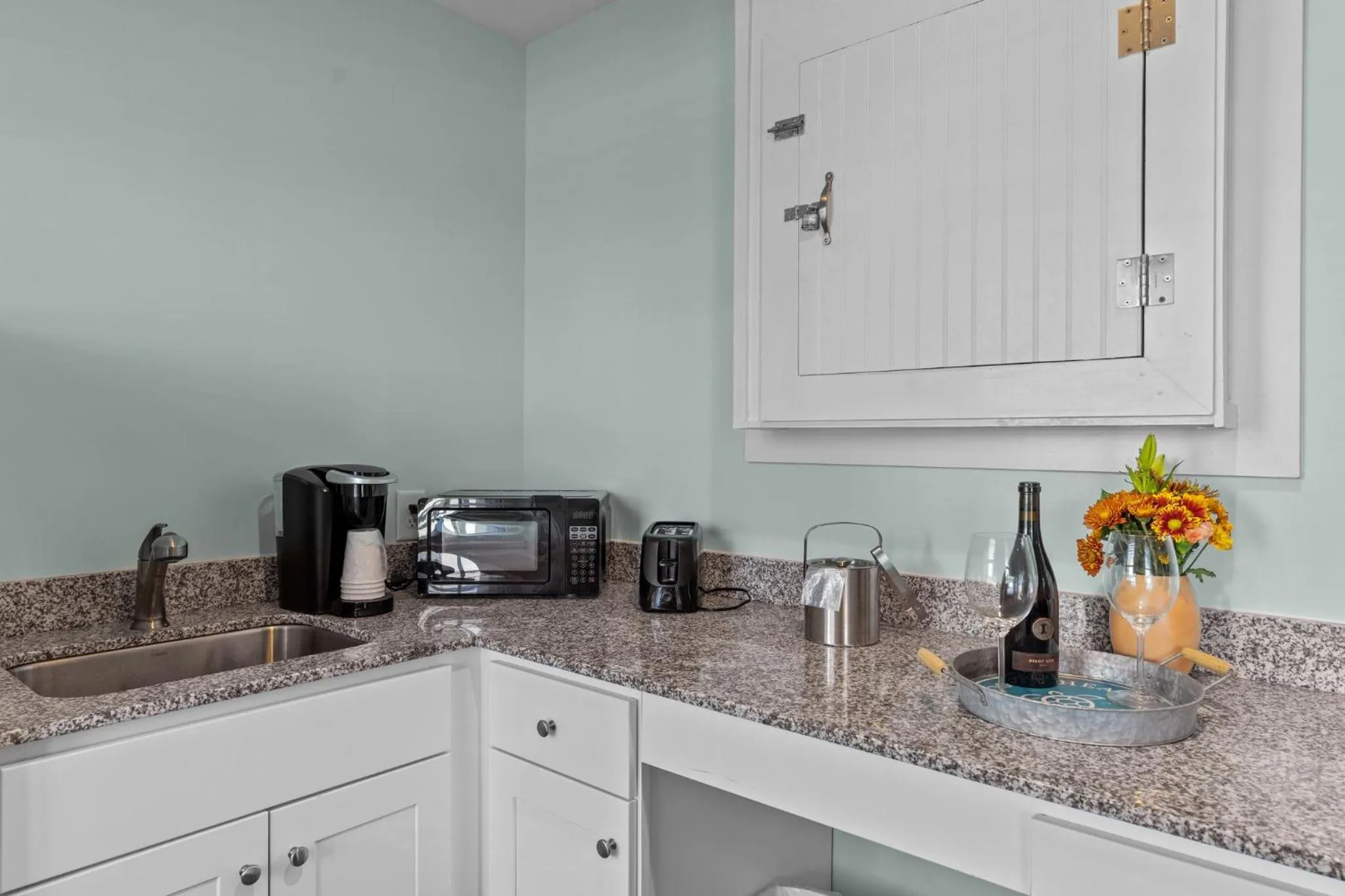 Kitchen or kitchenette in Loggerhead Inn and Suites