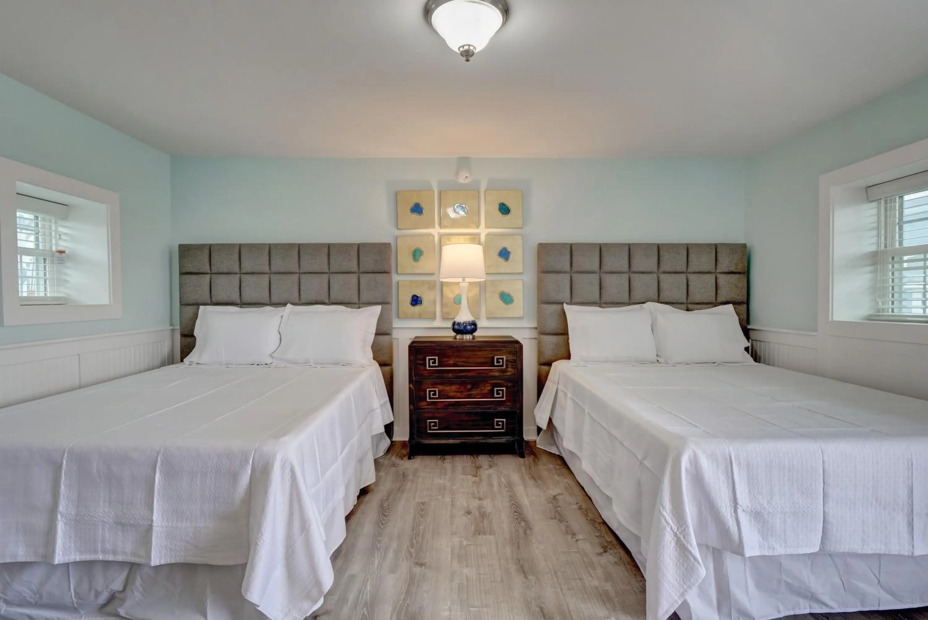 Bed in Loggerhead Inn and Suites
