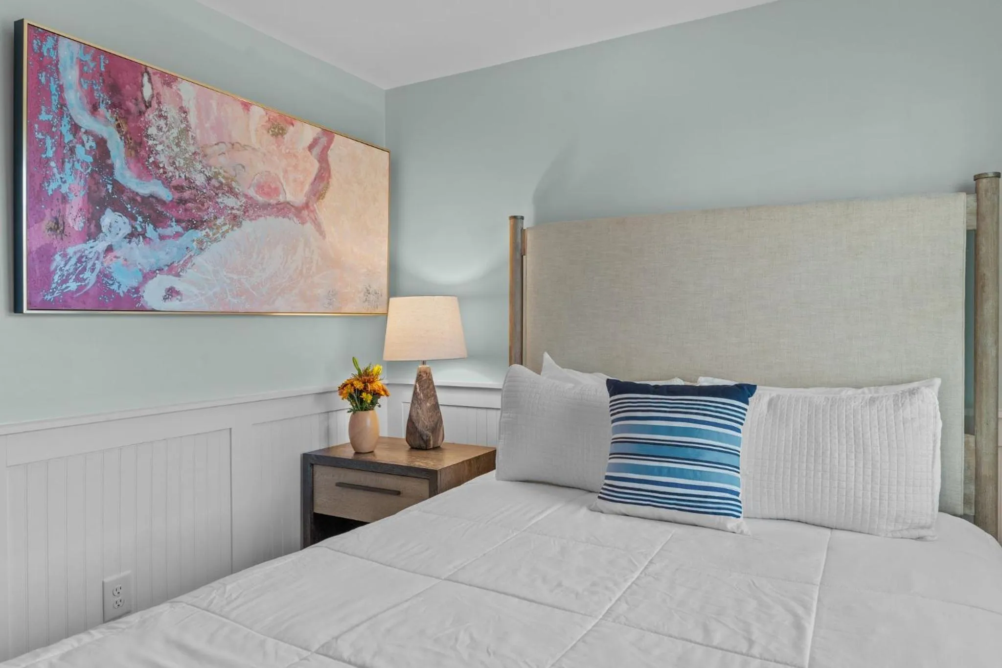 Bed in Loggerhead Inn and Suites