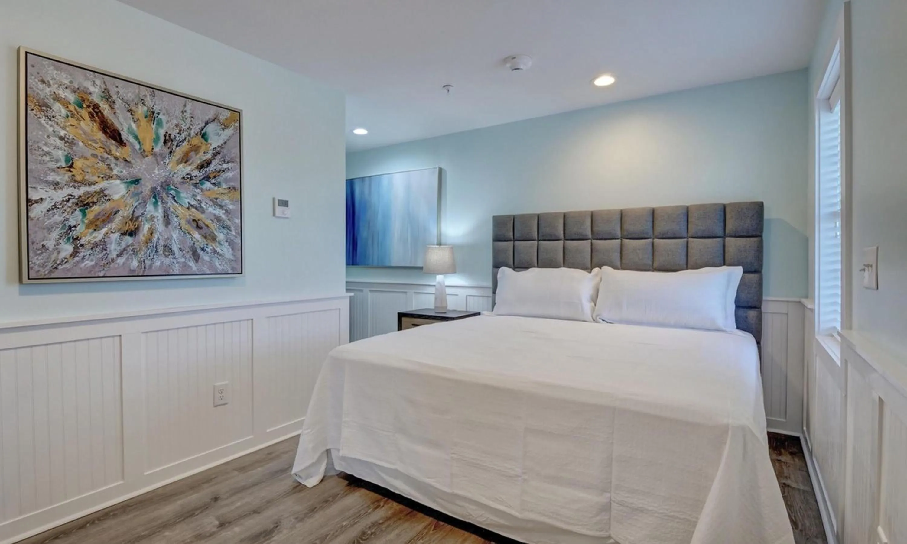 Bed in Loggerhead Inn and Suites