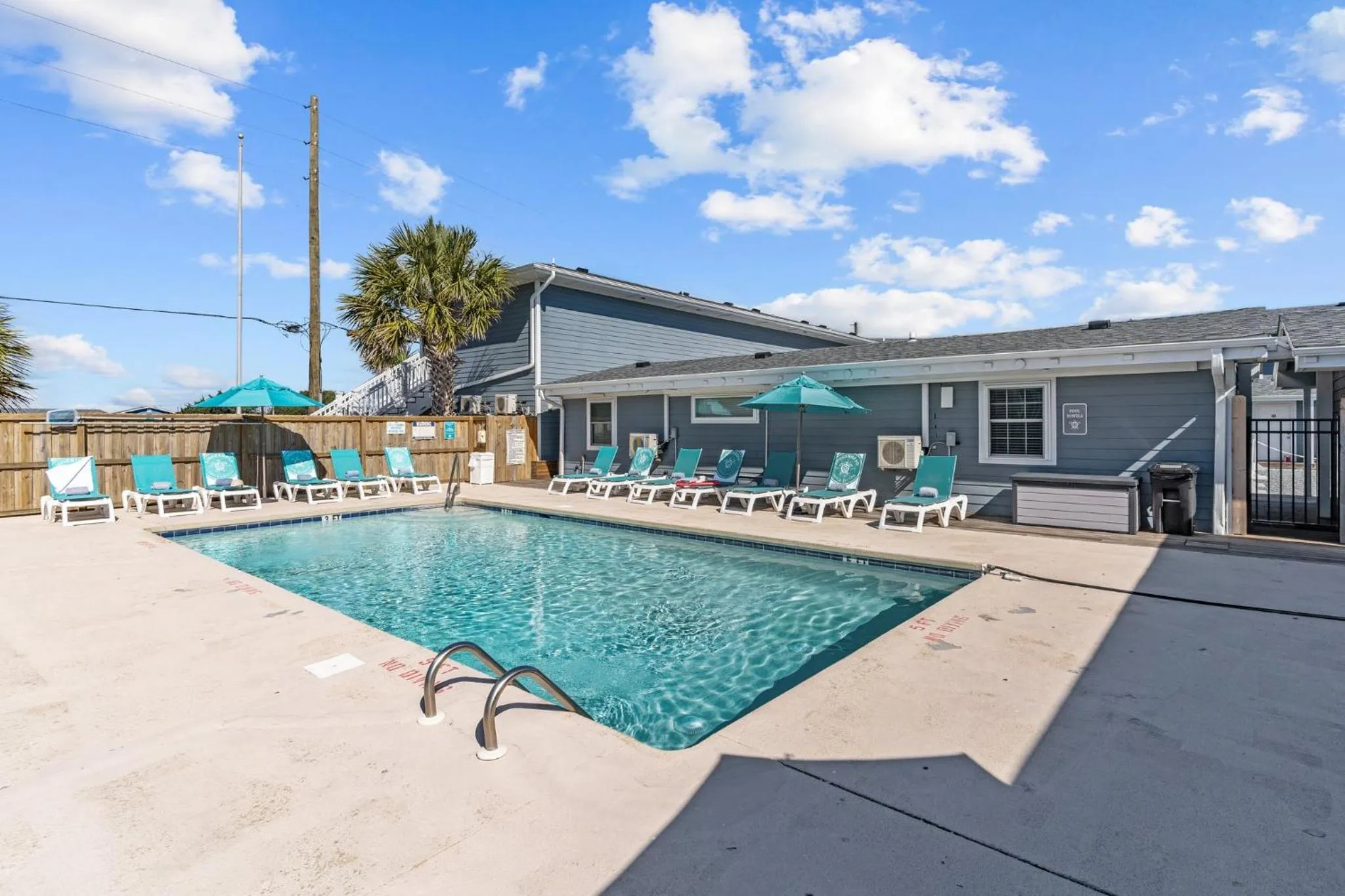Swimming pool in Loggerhead Inn and Suites