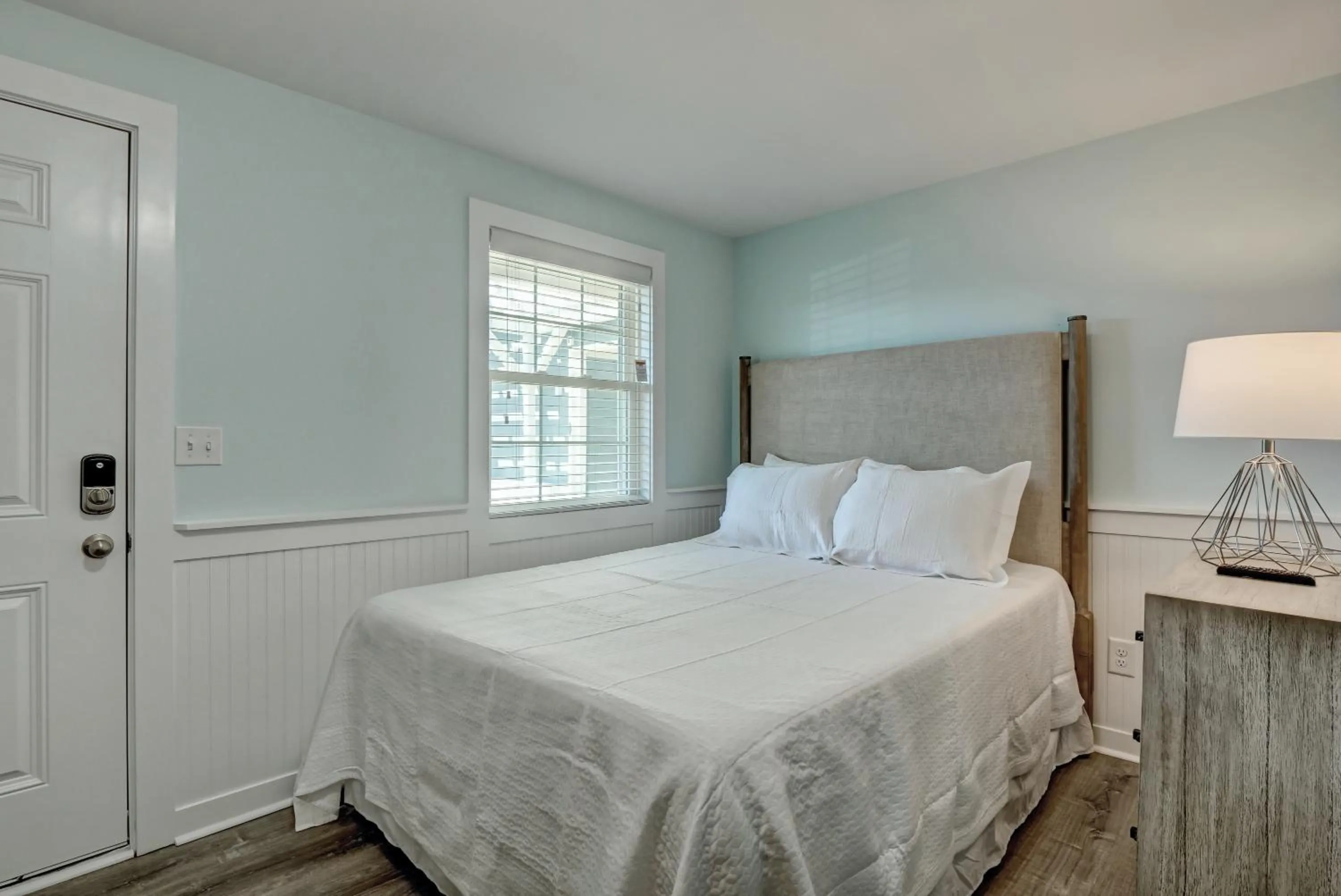 Property building, Bed in Loggerhead Inn and Suites