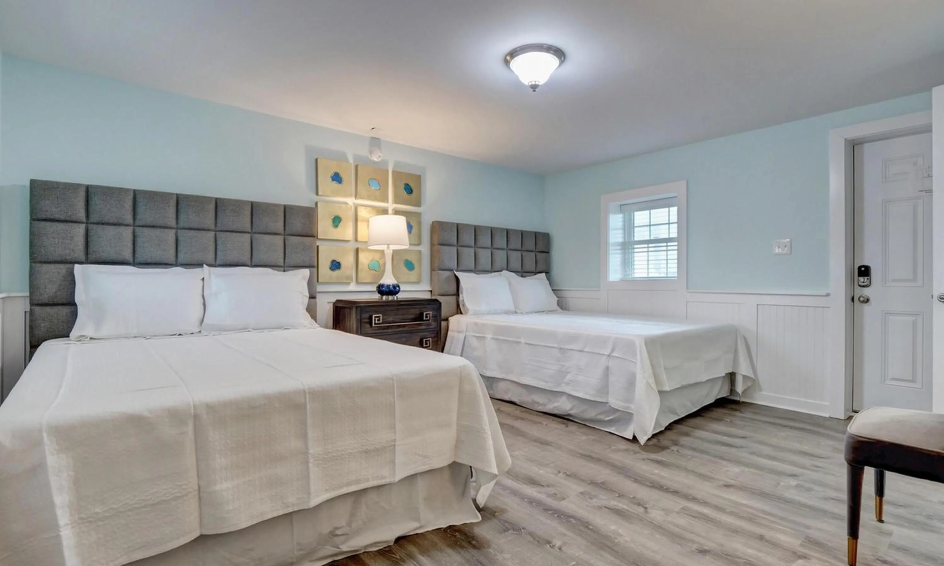 Bed in Loggerhead Inn and Suites