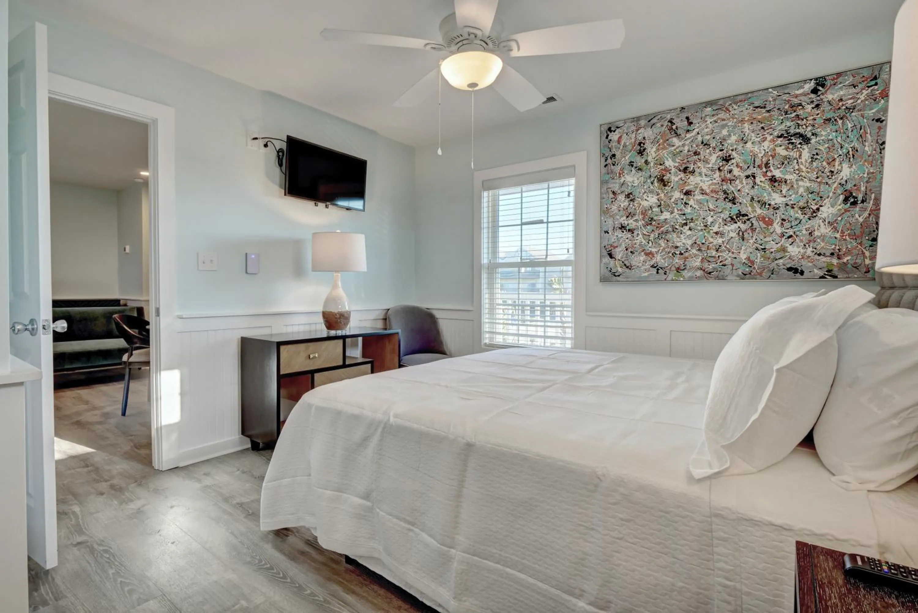 Property building, Bed in Loggerhead Inn and Suites