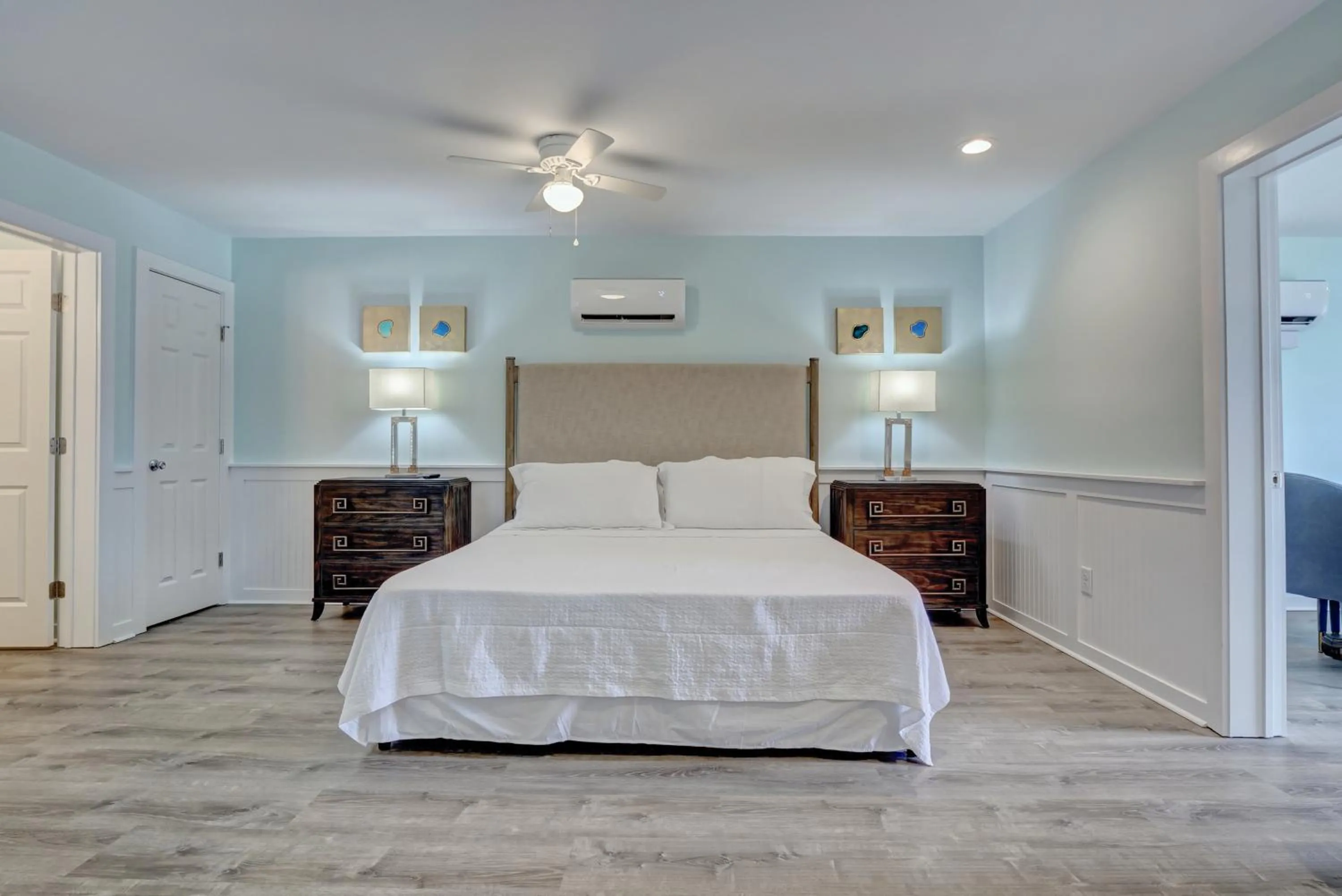 Property building, Bed in Loggerhead Inn and Suites
