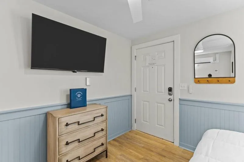 TV and multimedia in Loggerhead Inn and Suites