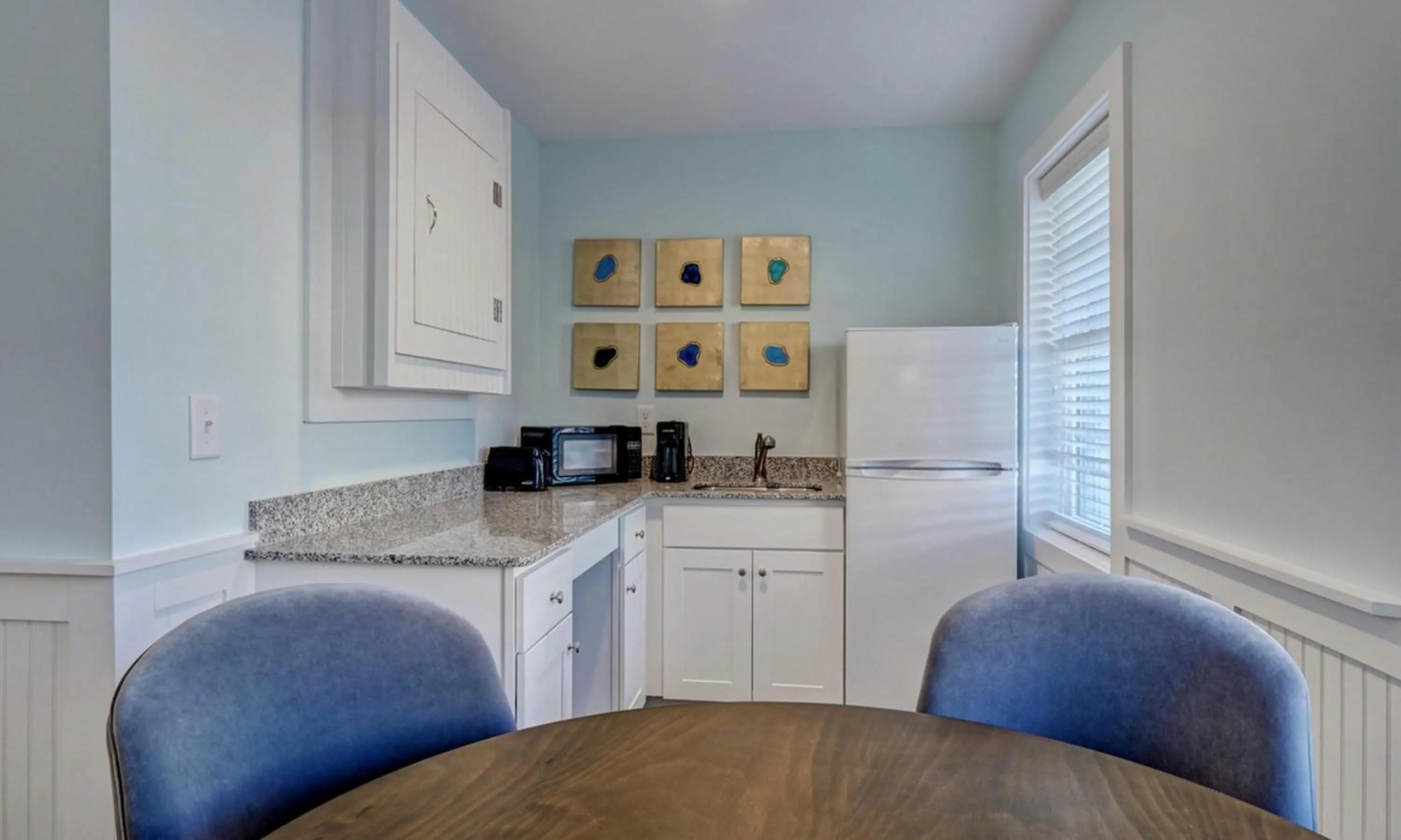 Kitchen or kitchenette in Loggerhead Inn and Suites