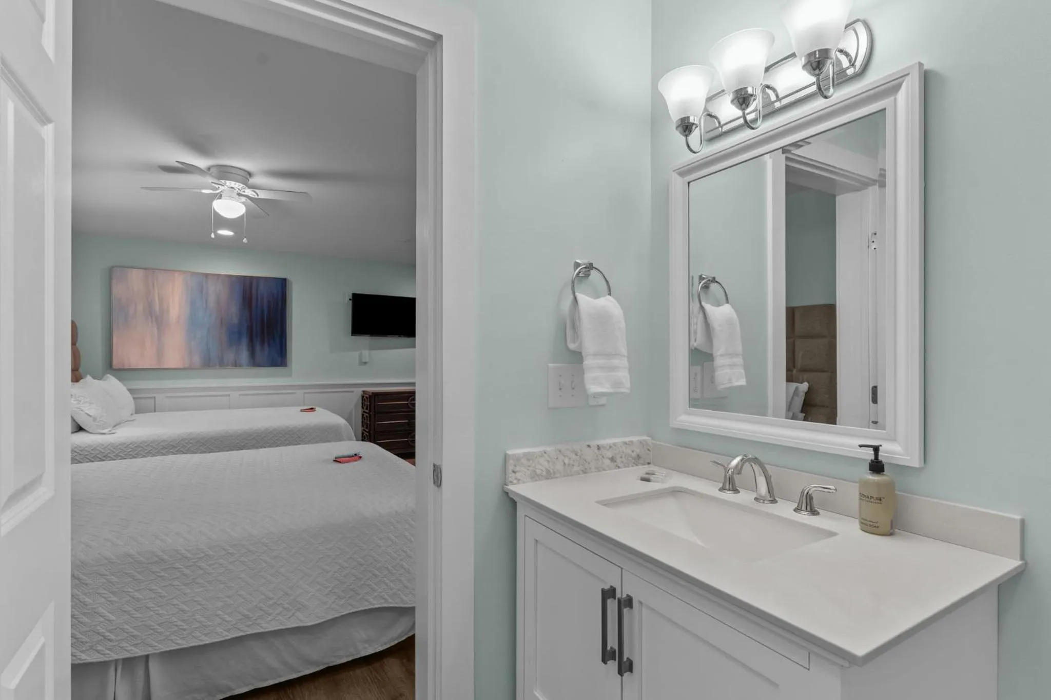 Bedroom, Bed in Loggerhead Inn and Suites