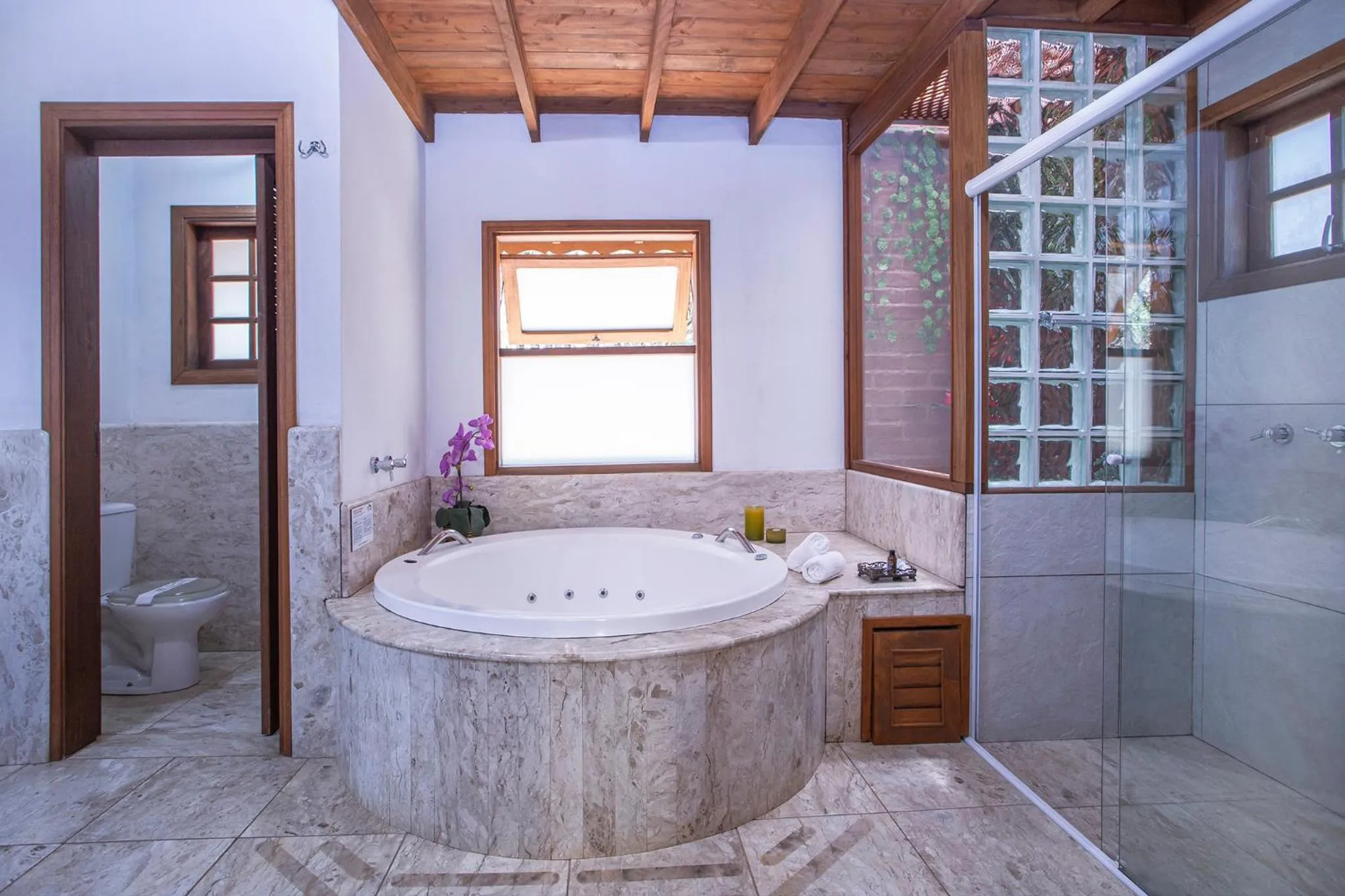 Hot Tub in Pousada Suiça Mineira Garden